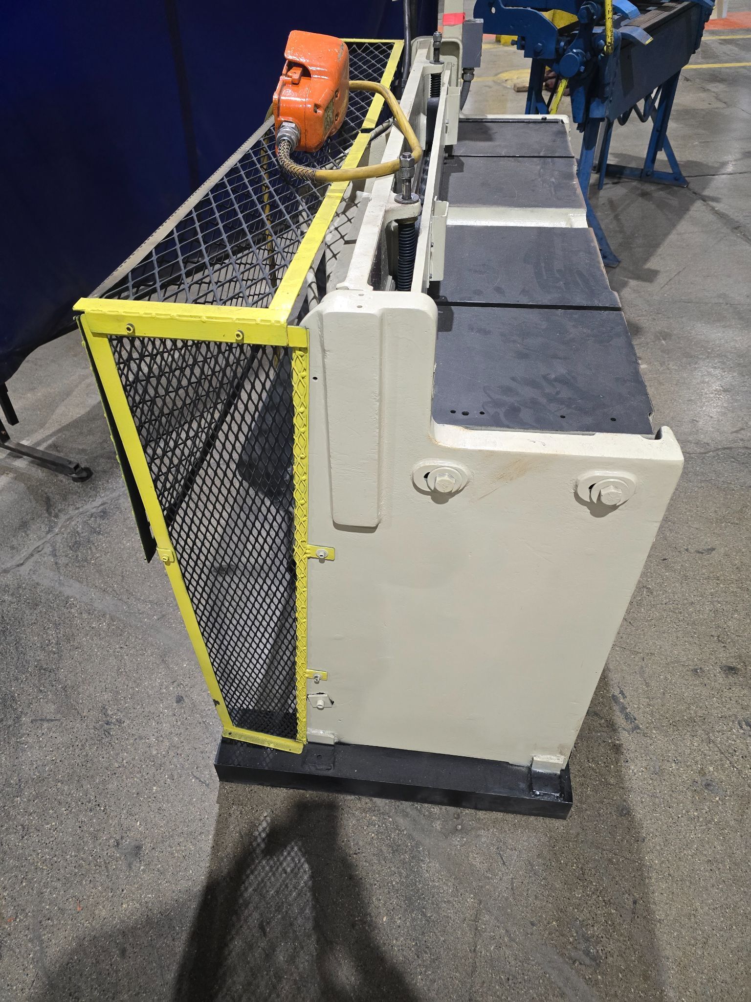 TENNSMITH 52" HYDRAULIC SHEAR 30 AMP 240 V USED 4