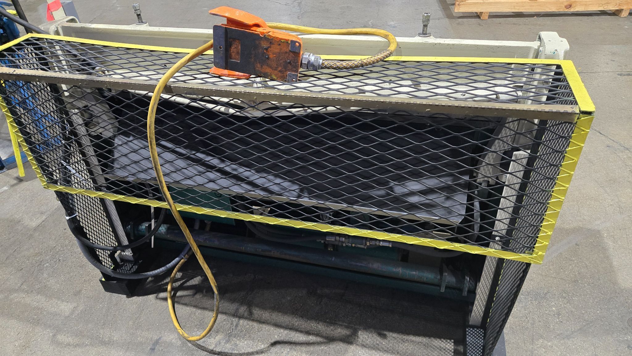 TENNSMITH 52" HYDRAULIC SHEAR 30 AMP 240 V USED 8