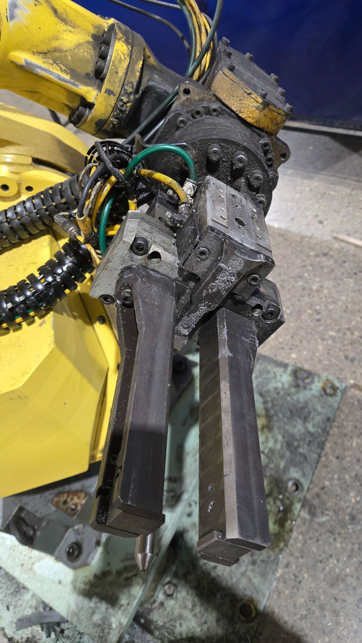 FANUC M-710iC/50 +R-30iB ROBOT ARM WITH CONTROLLER AND PENDANT USED 2