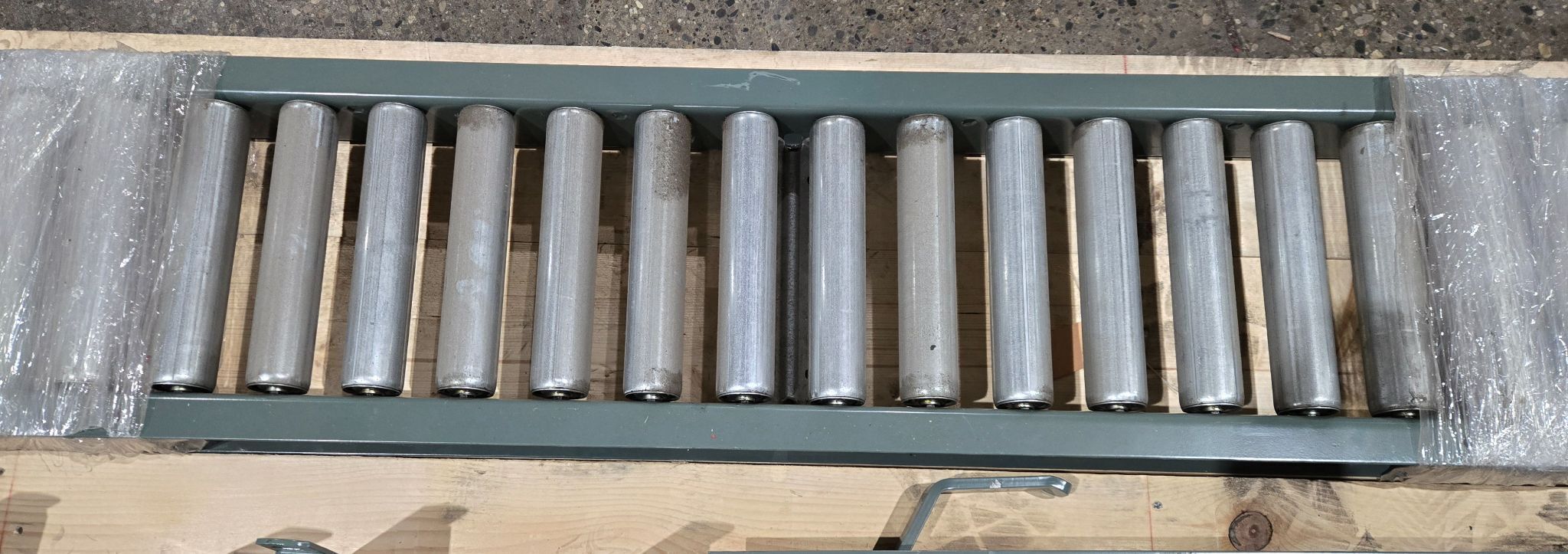 HYTROL LOT OF 3 ROLLERS GRAVITY CONVEYORS USED 2