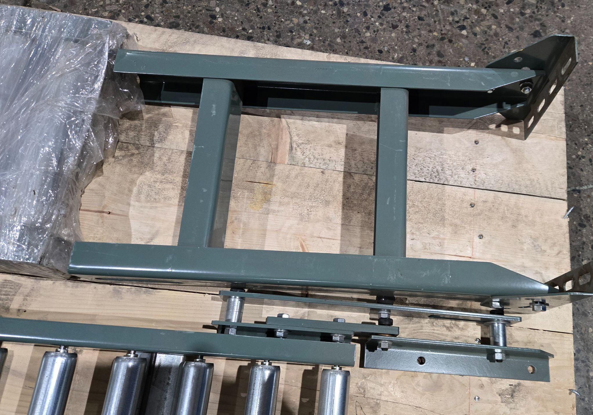 HYTROL LOT OF 3 ROLLERS GRAVITY CONVEYORS USED 4