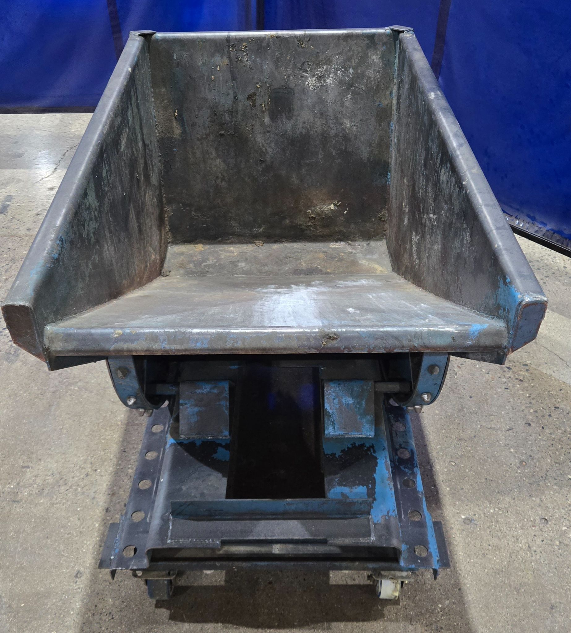 MCCULLOUGH WRIGHT SELF DUMPING HOPPER 32X52X38 USED 1