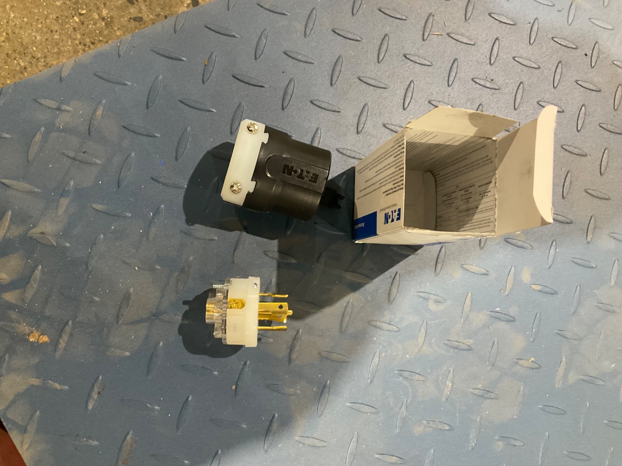EATON AHL2630P DATA CENTER PLUG NEW 3