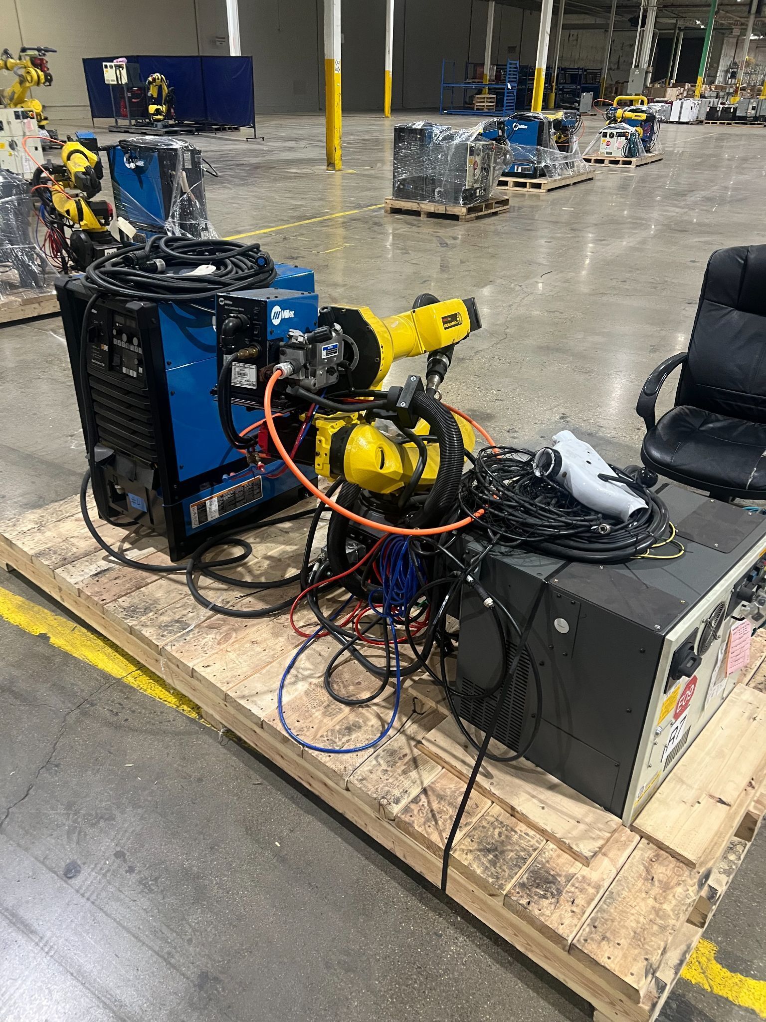 FANUC ARCMATE ROBOT 100ID/10L W/ R30IB PLUS AND MILLER AUTO CONTINUUM 500 USED 1