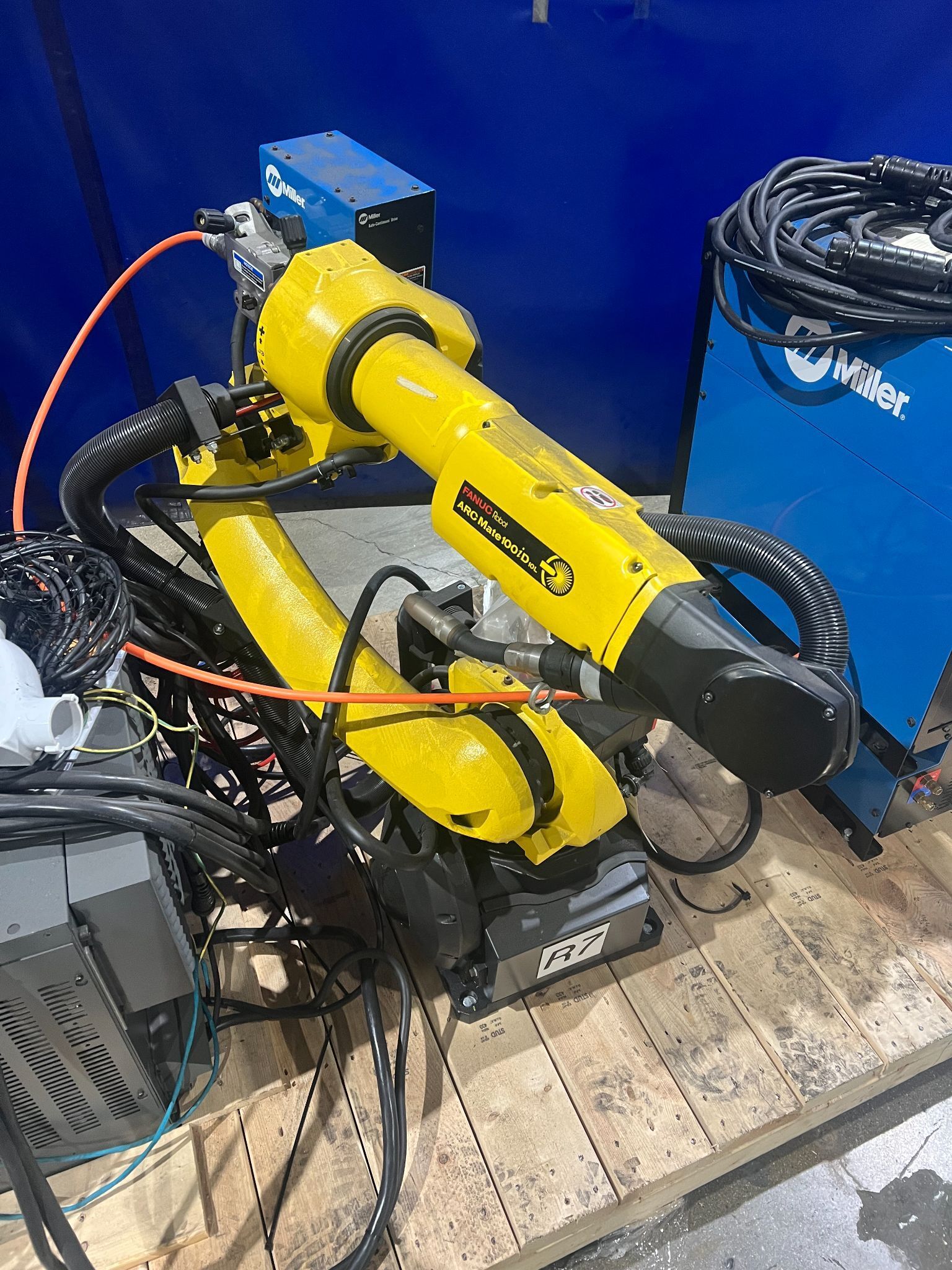 FANUC ARCMATE ROBOT 100ID/10L W/ R30IB PLUS AND MILLER AUTO CONTINUUM 500 USED 2