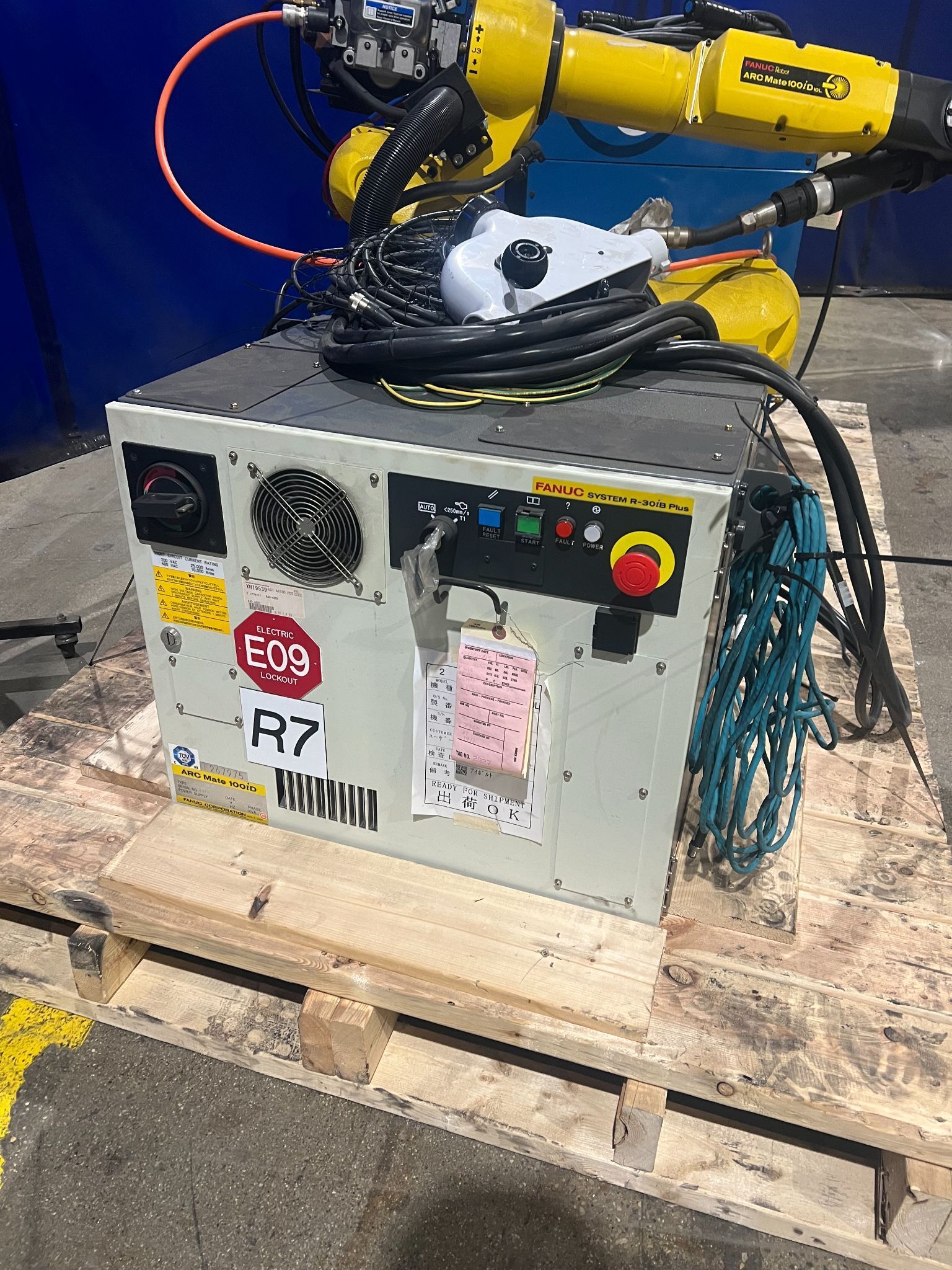 FANUC ARCMATE ROBOT 100ID/10L W/ R30IB PLUS AND MILLER AUTO CONTINUUM 500 USED 4