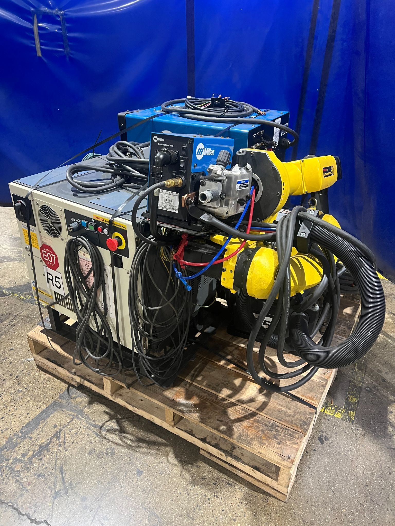 FANUC ARCMATE ROBOT 100ID/10L WITH R30IB PLUS AND MILLER AUTO CONTINUUM 500 USED 0