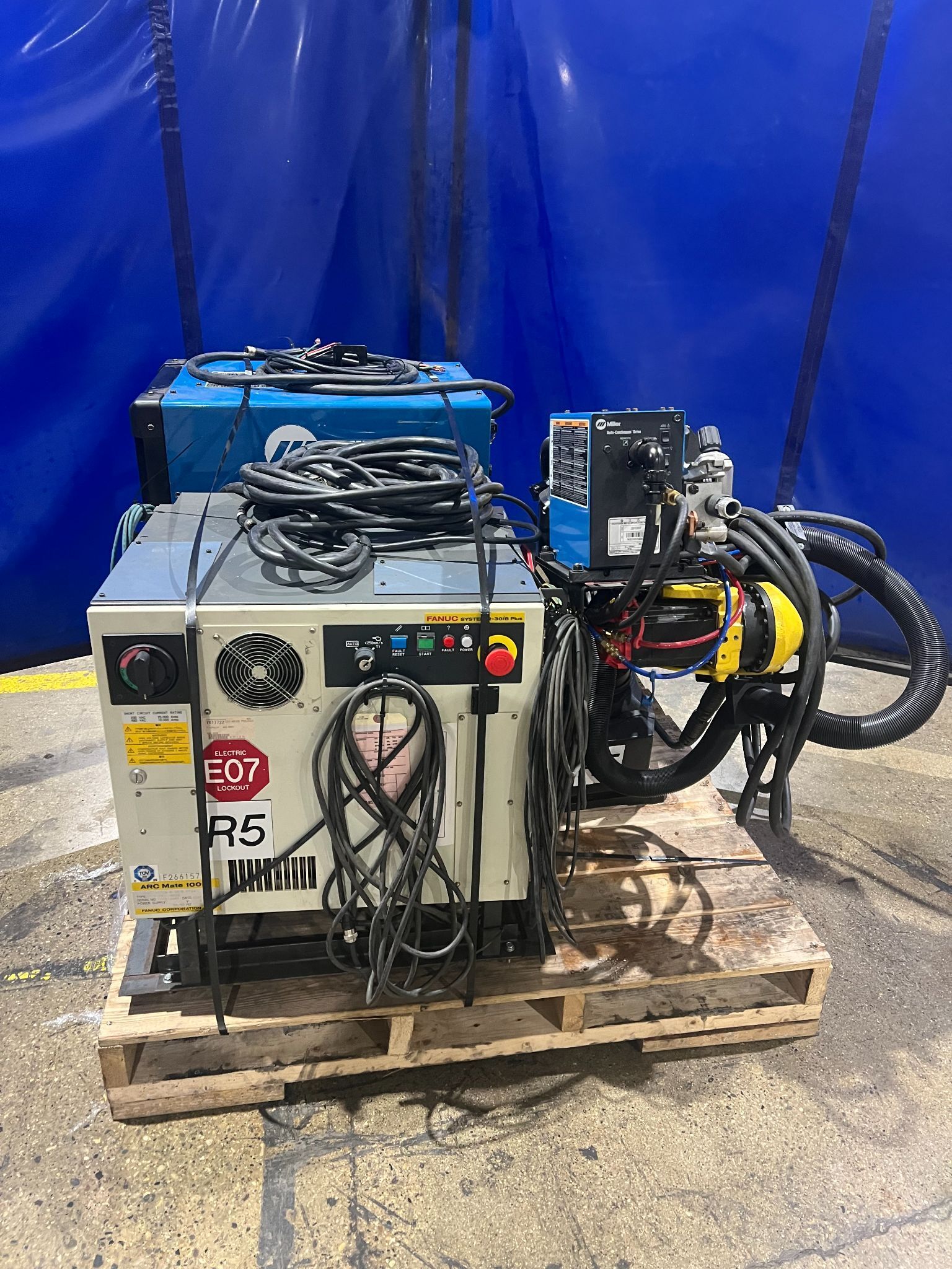 FANUC ARCMATE ROBOT 100ID/10L WITH R30IB PLUS AND MILLER AUTO CONTINUUM 500 USED 2