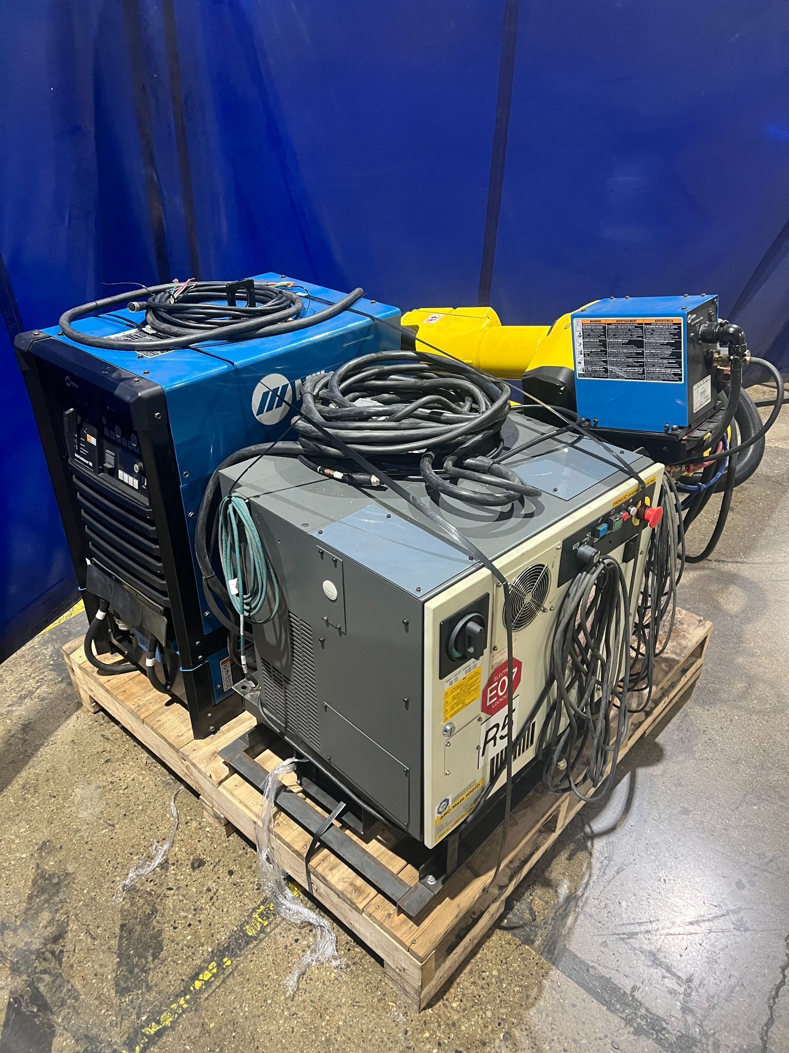 FANUC ARCMATE ROBOT 100ID/10L WITH R30IB PLUS AND MILLER AUTO CONTINUUM 500 USED 3