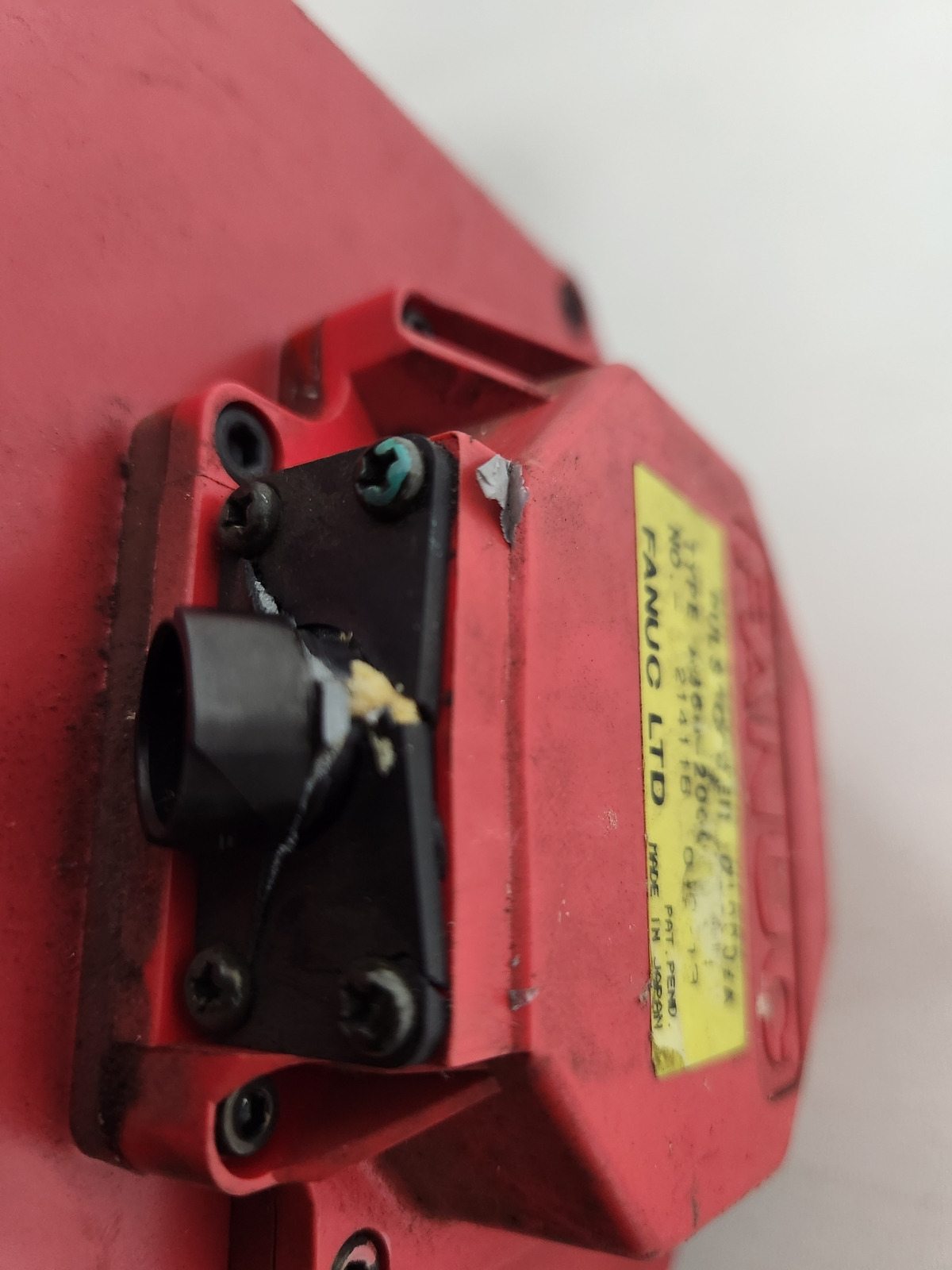 FANUC SERVO MOTOR A06B-0272-B000 DAMAGED ENCODER CONNECTOR USED 3