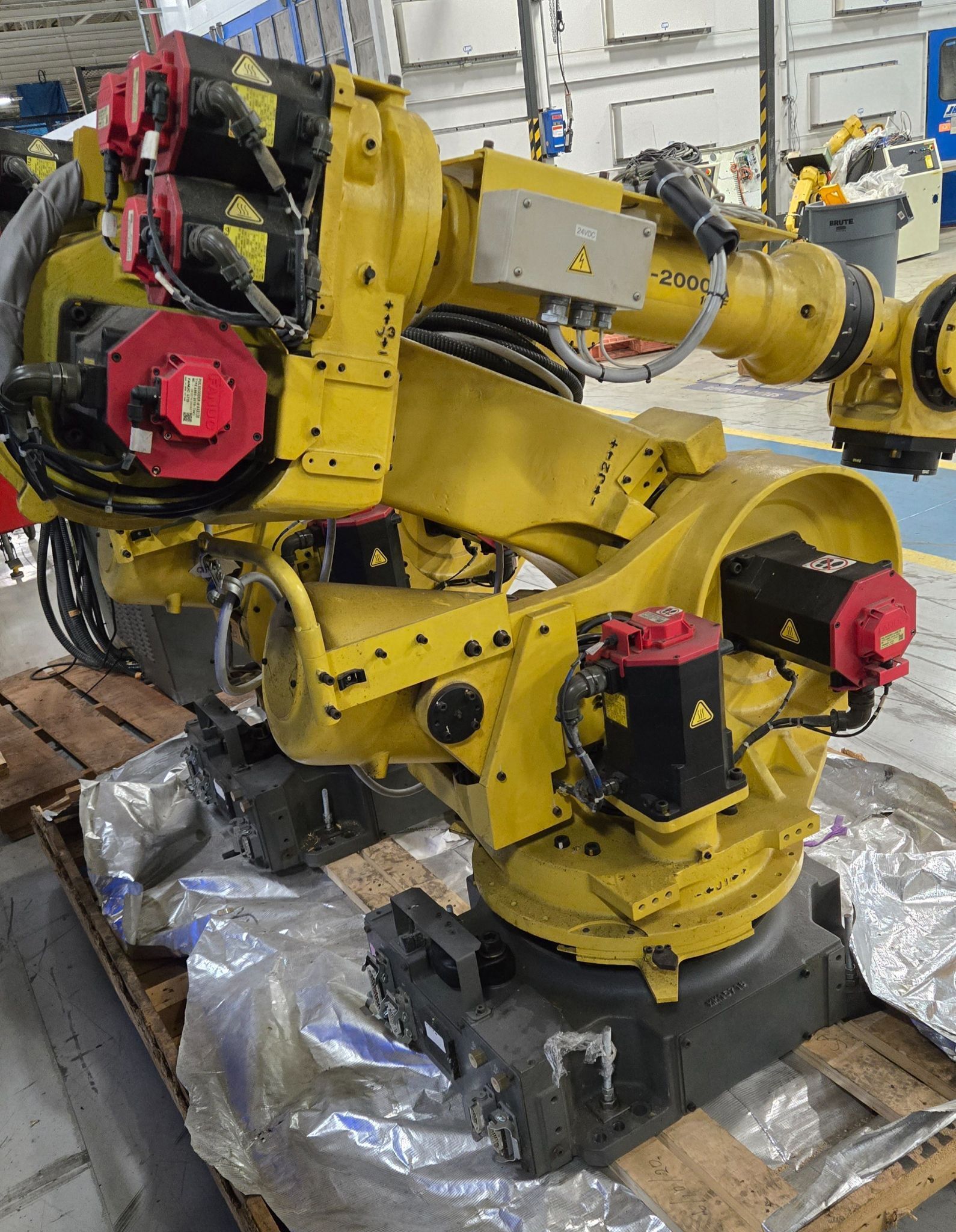 FANUC R2000IA/165F ROBOT /R-J3IB CONTROLLER USED 1