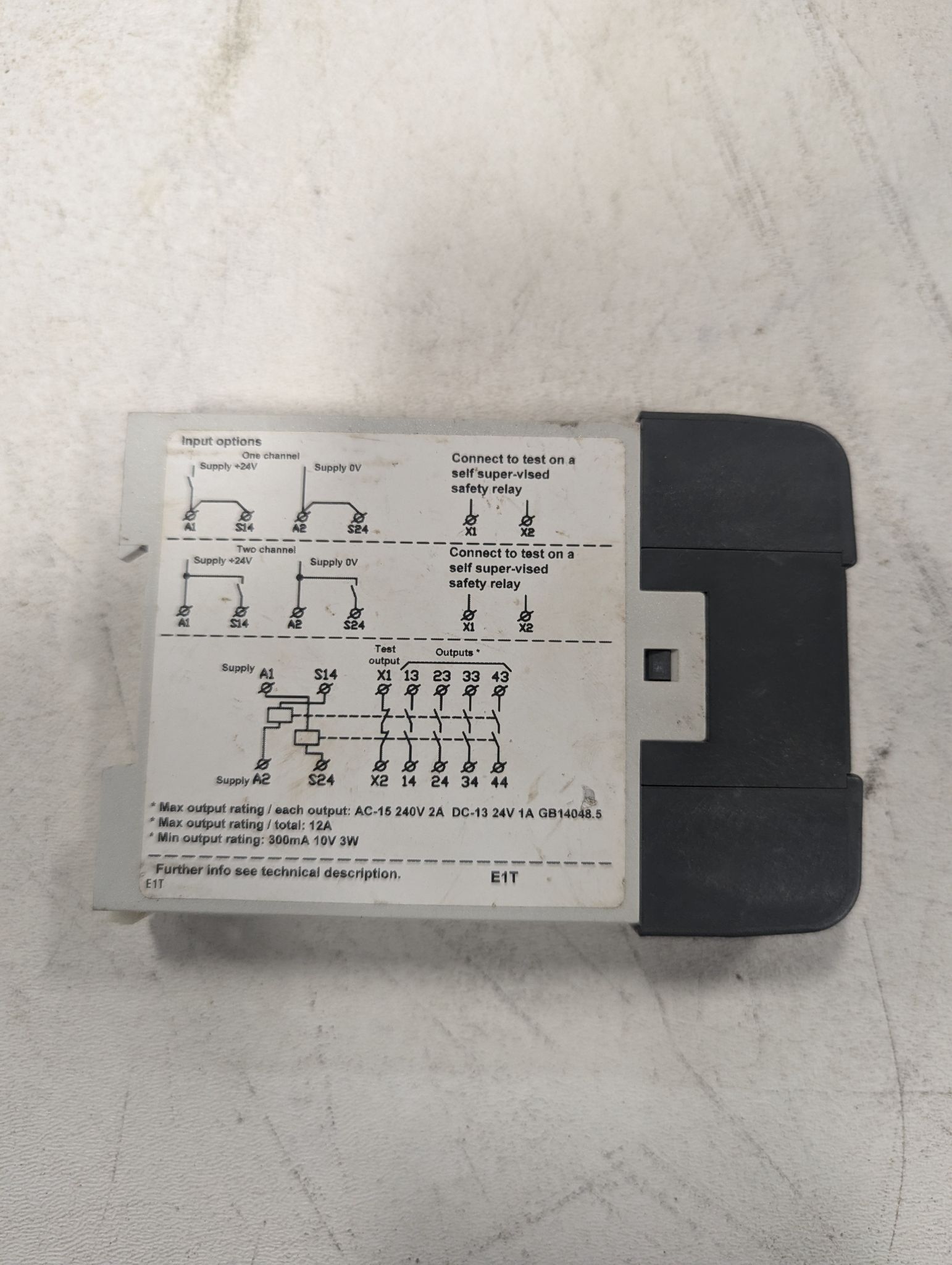 ABB 2TLA010030R0000 safety expansion relay e1t 0s 24dc USED 1