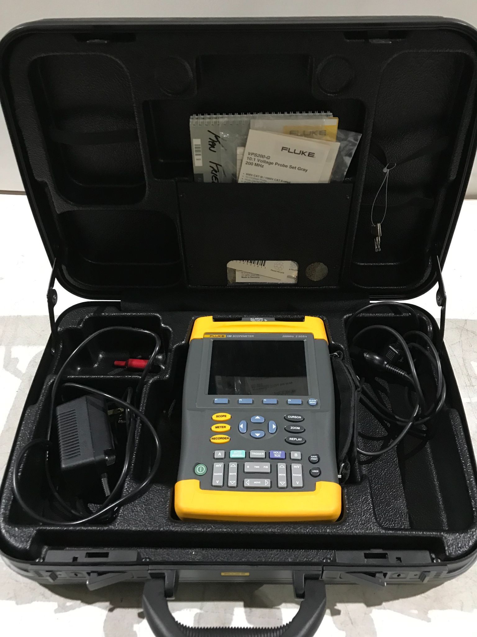 FLUKE 199 SCOPEMETER DIGITAL OSCILLOSCOPE USED WITH CASE 1