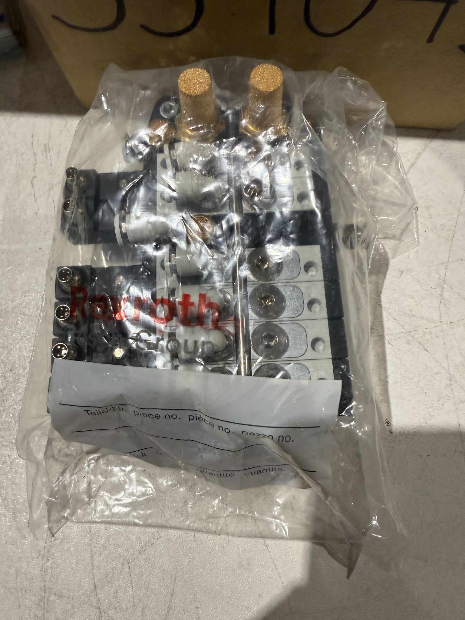 REXROTH HE751863 VALVE NEW IN BOX 1