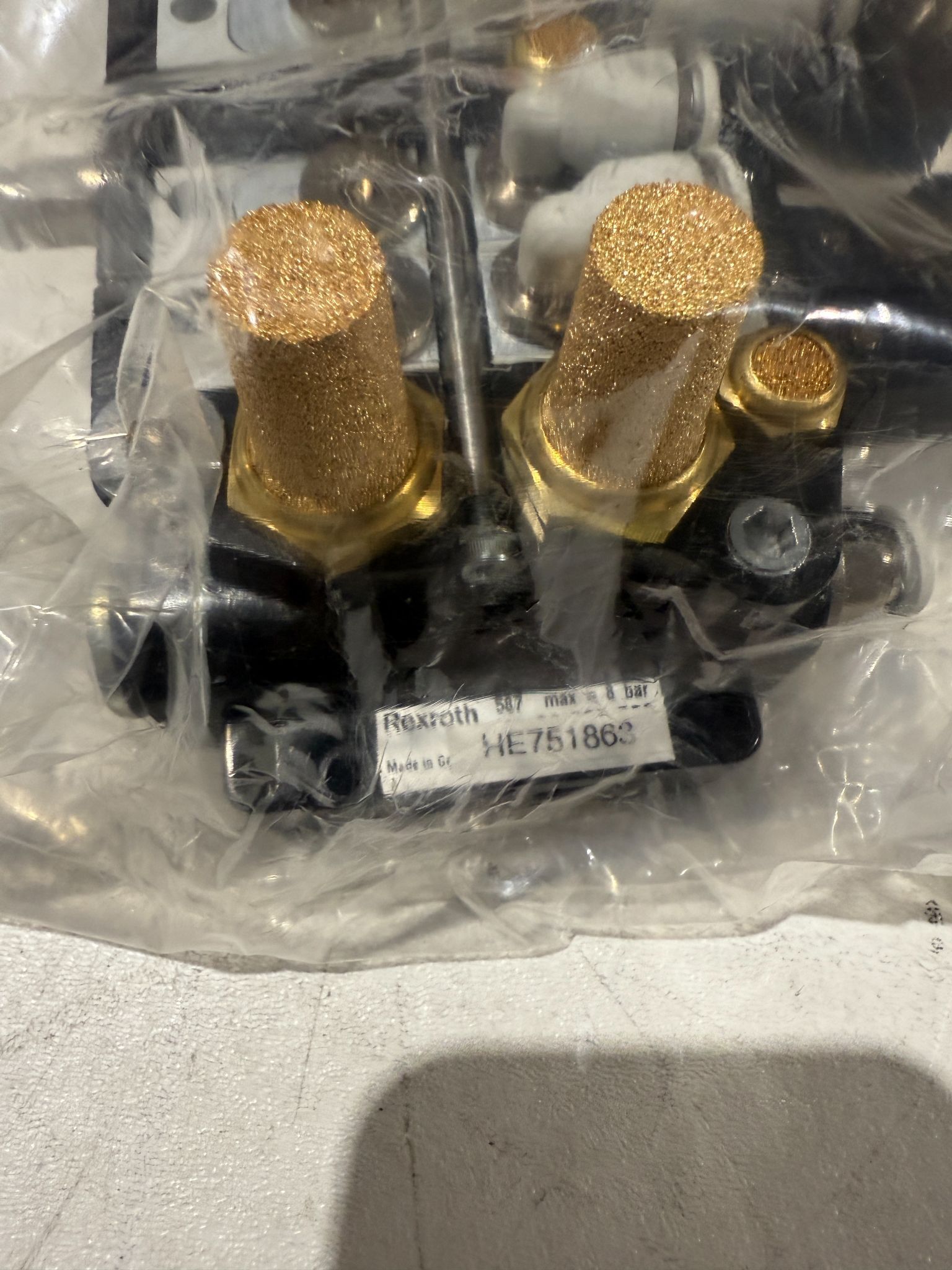 REXROTH HE751863 VALVE NEW IN BOX 2