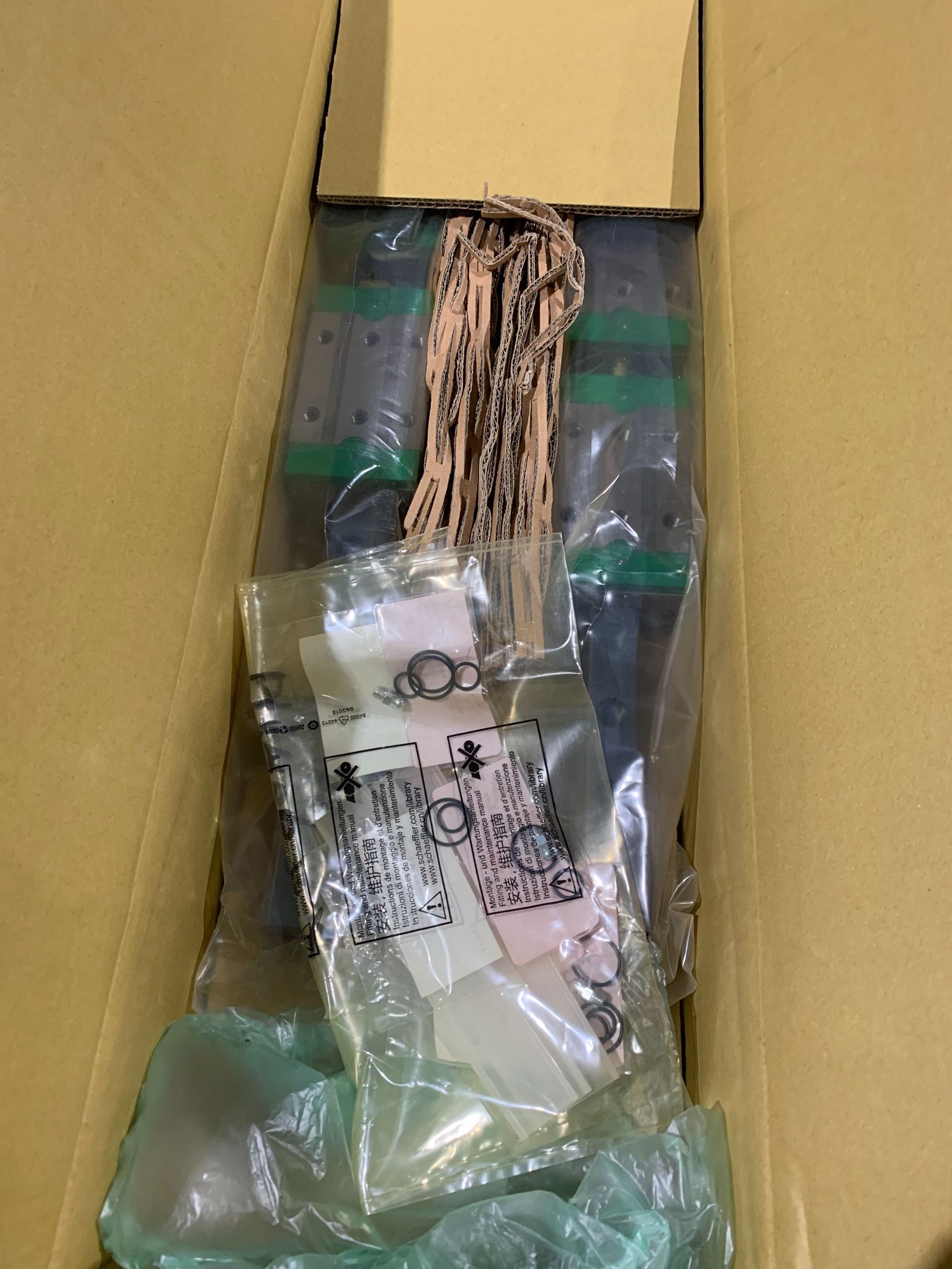 INA LINEAR GUIDE RUE-H-W2-GS-V3/577-28.5/28.5 NEW IN BOX 2