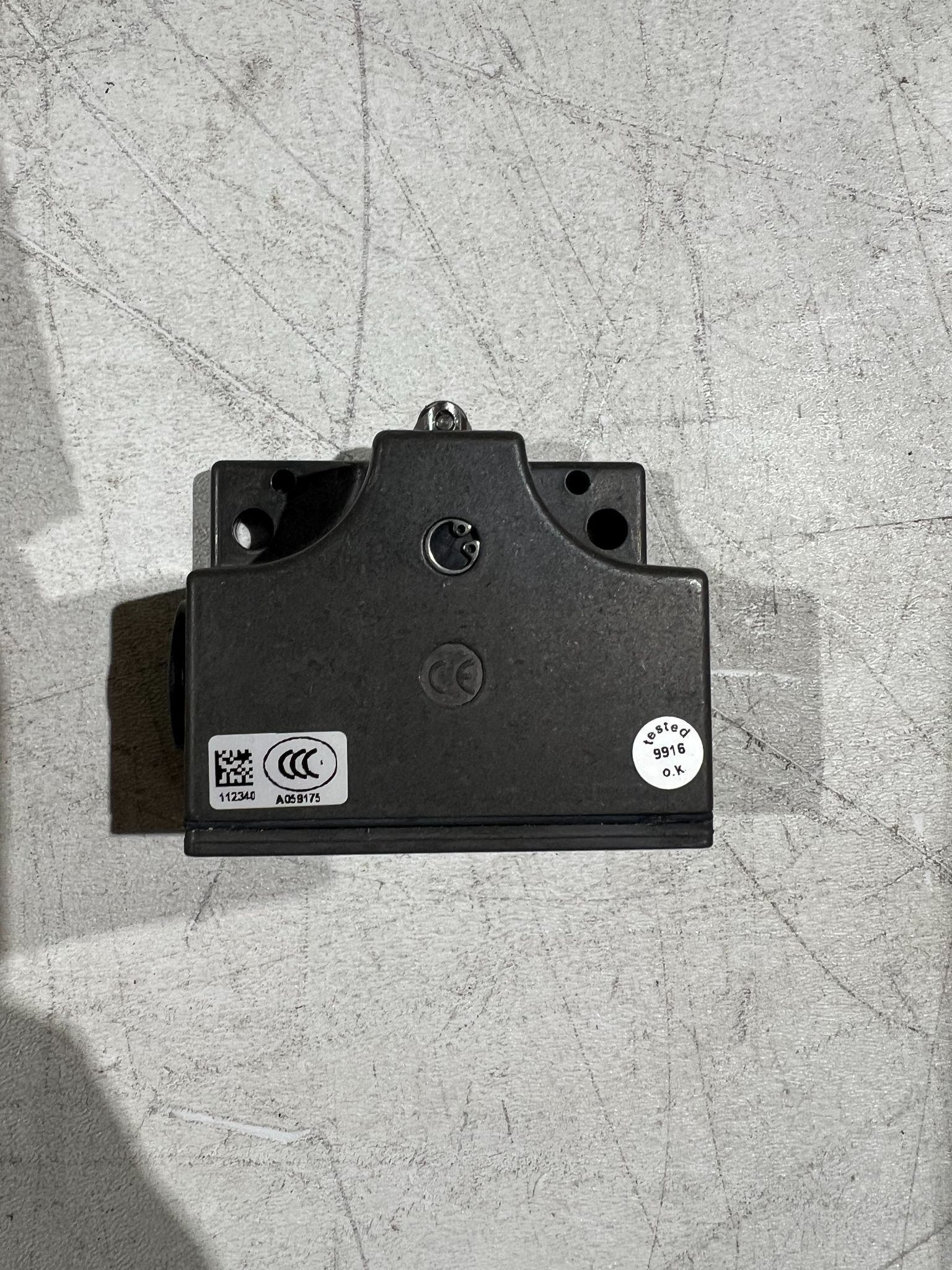 EUCHNER SN02R12-502-M SAFETY SWITCH USED 1