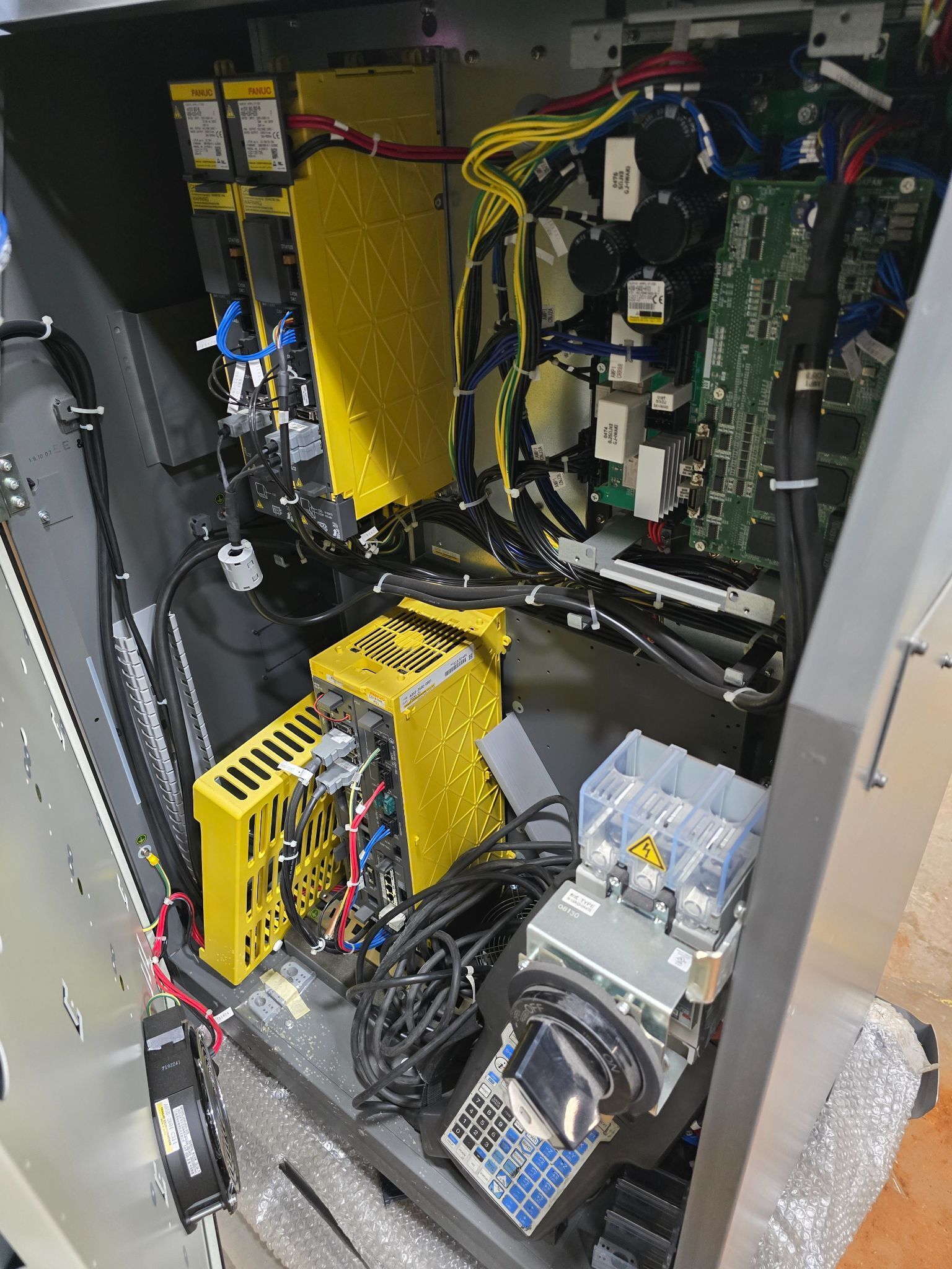 FANUC M-900IB-400L ROBOT + R30IB CONTROLLER USED 17