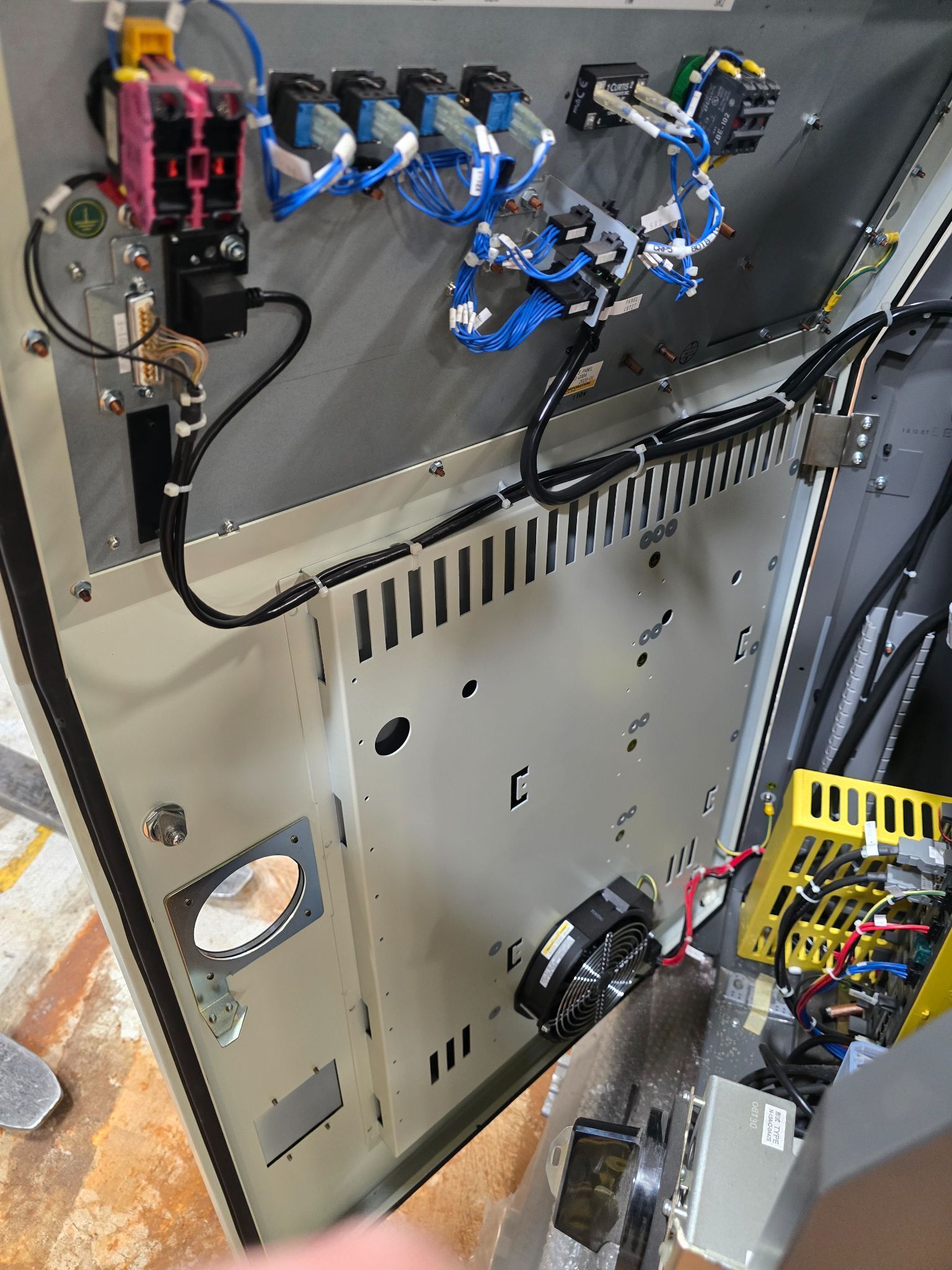 FANUC M-900IB-400L ROBOT + R30IB CONTROLLER USED 18