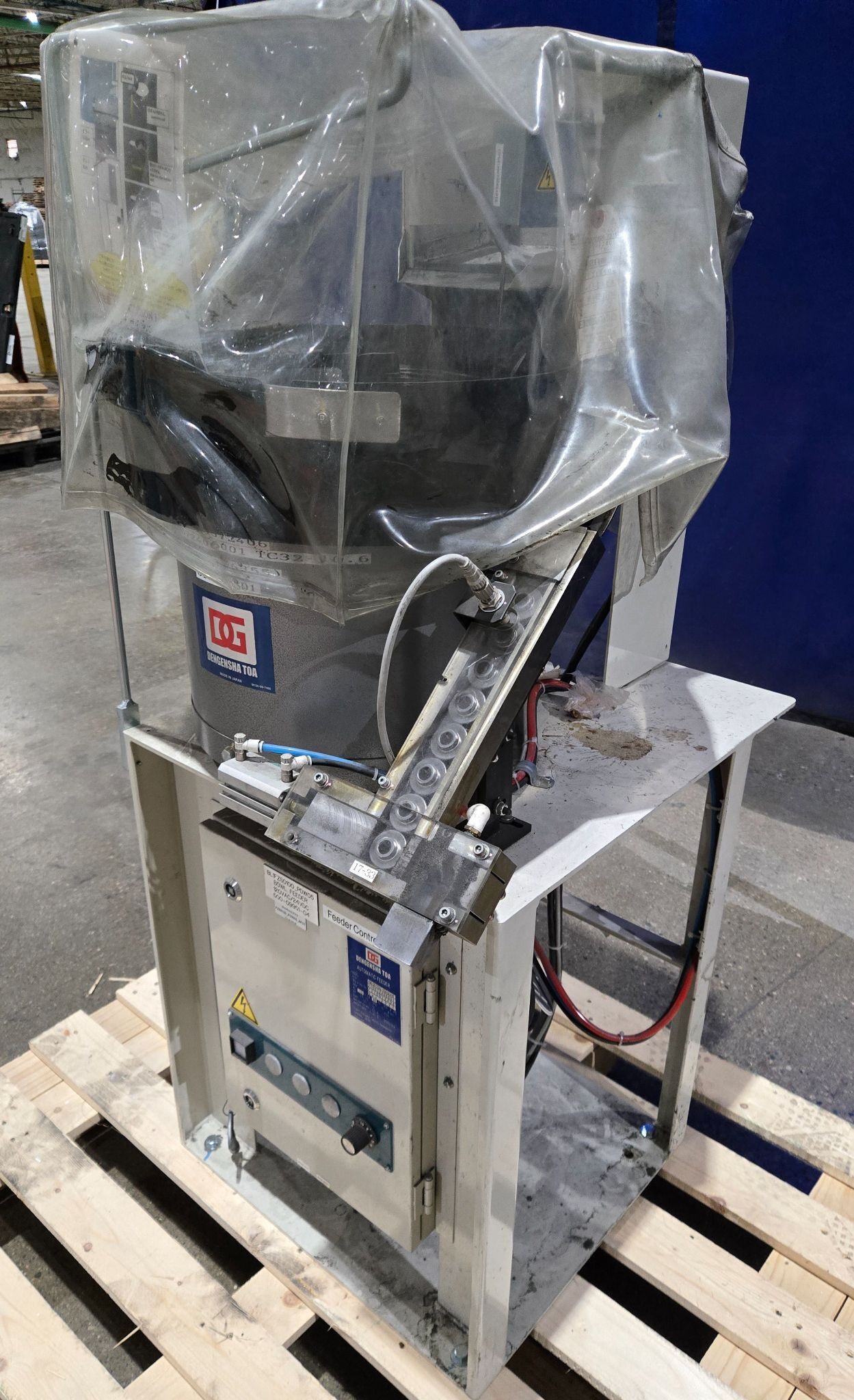 DENGENSHA VNS-00-TC32-10.6-ULH-B VIBRATORY PARTS FEEDER USED 1