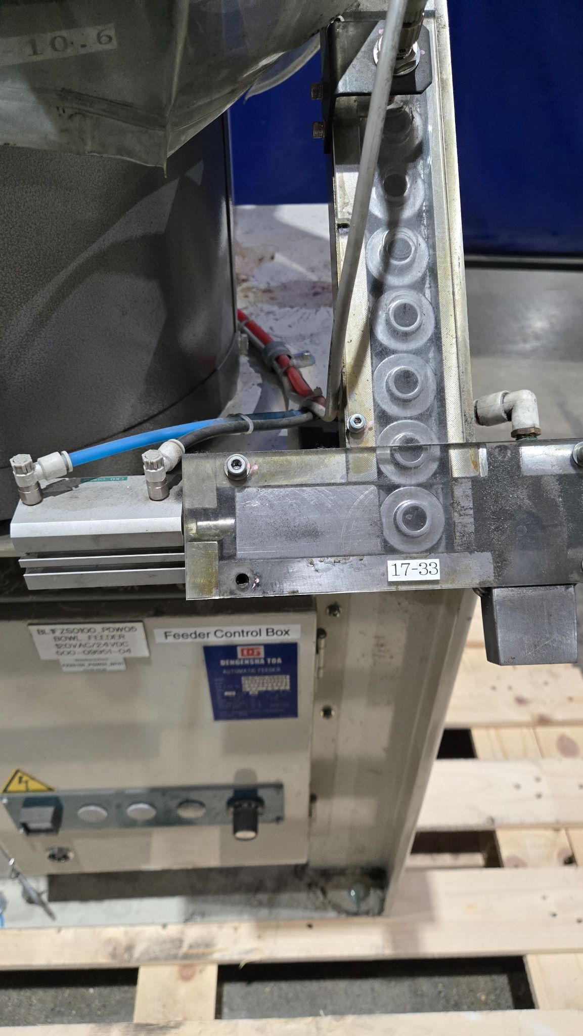 DENGENSHA VNS-00-TC32-10.6-ULH-B VIBRATORY PARTS FEEDER USED 5