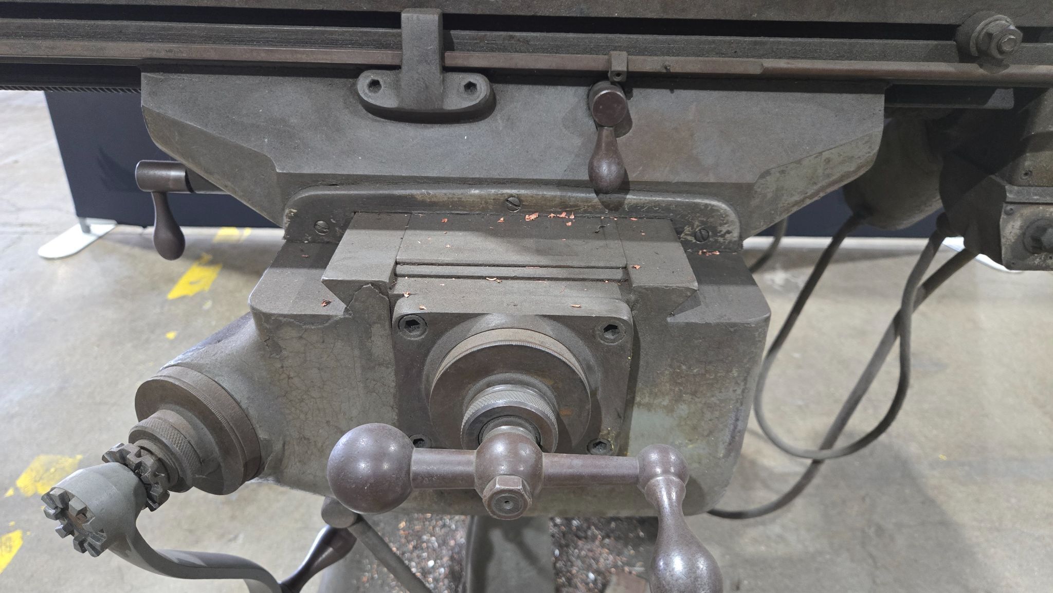 BRIDGEPORT 153367 VERTICAL MILL 1 1/2 HP 3 PH 230 V USED 2