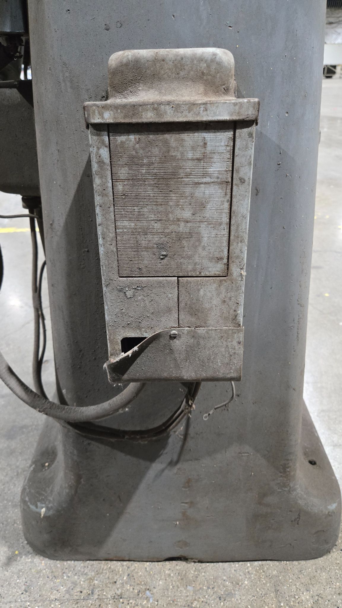 BRIDGEPORT 153367 VERTICAL MILL 1 1/2 HP 3 PH 230 V USED 7