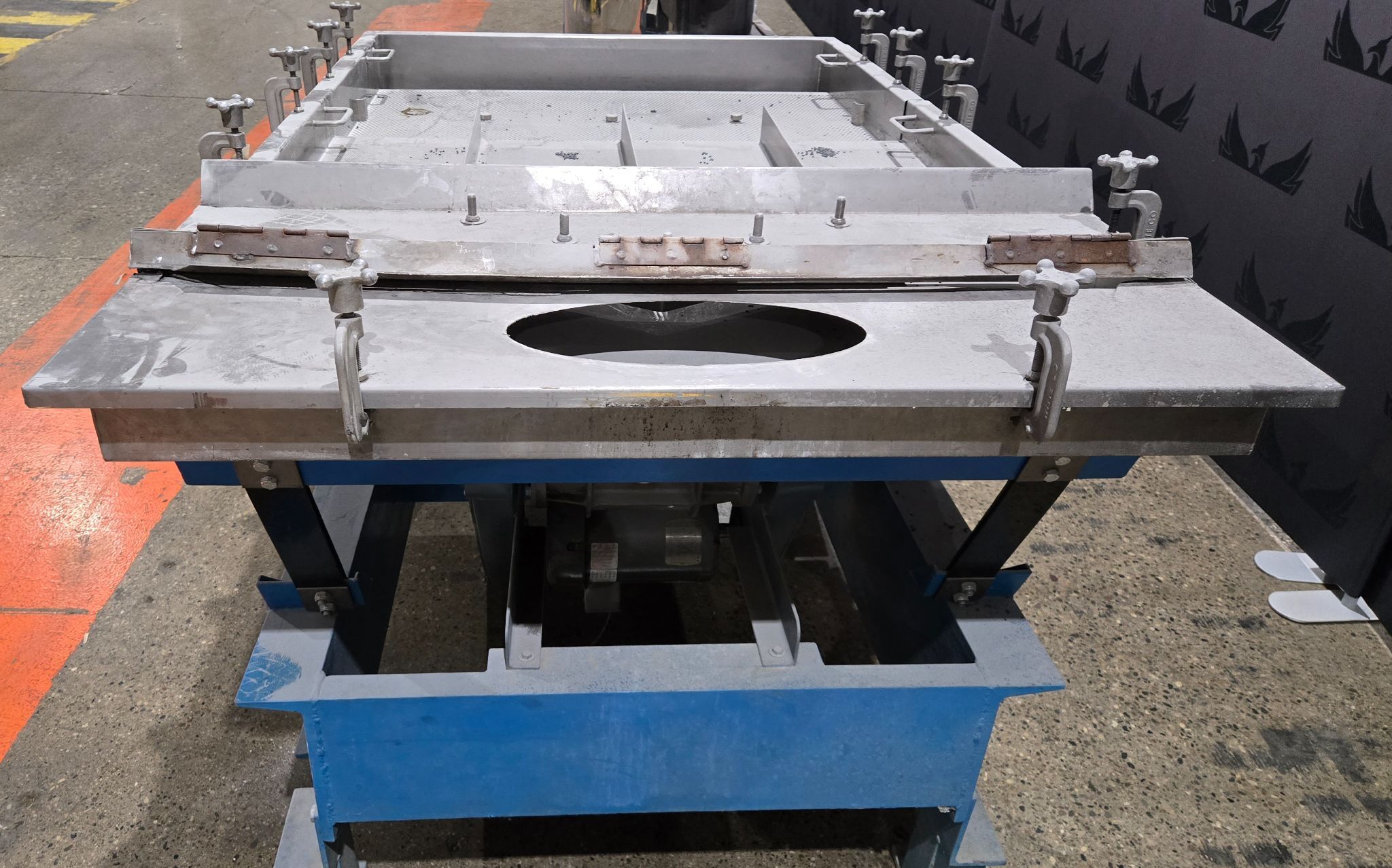 WITTE LINEAR VIBRATING SCREEN TABLE 700 - 900 RPM USED 1