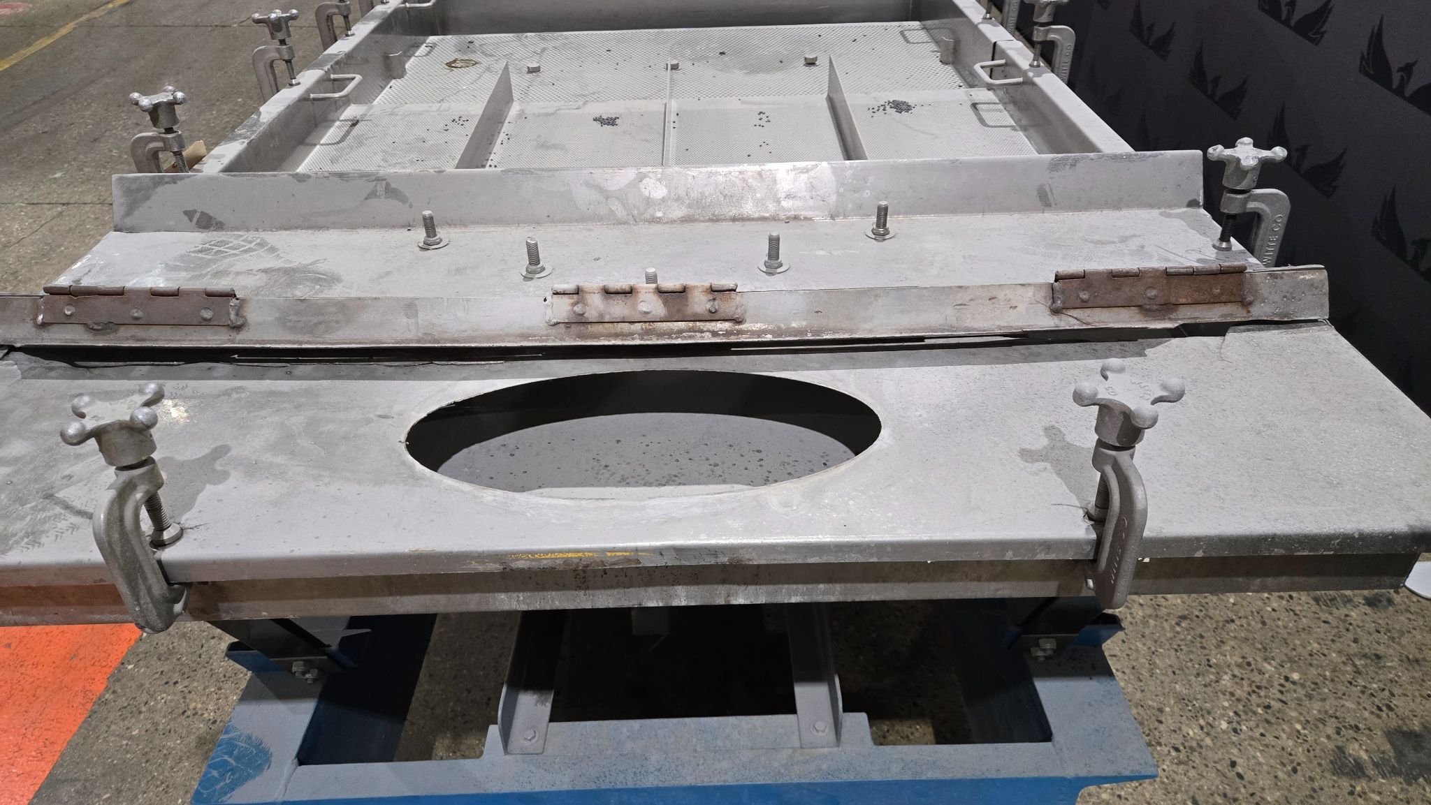 WITTE LINEAR VIBRATING SCREEN TABLE 700 - 900 RPM USED 4