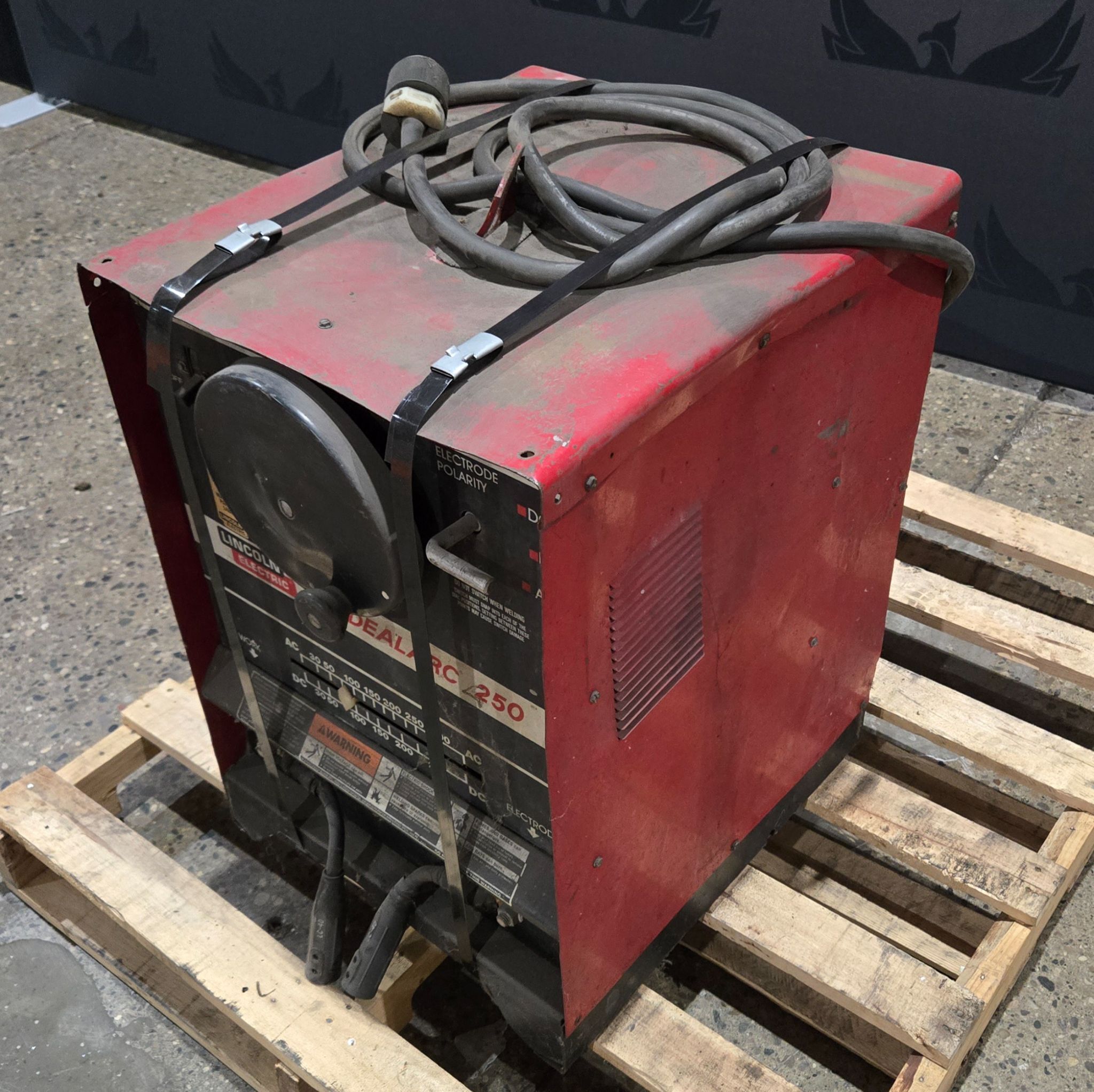 LINCOLN ELECTRIC IDEALARC 250 STICK WELDER USED 2