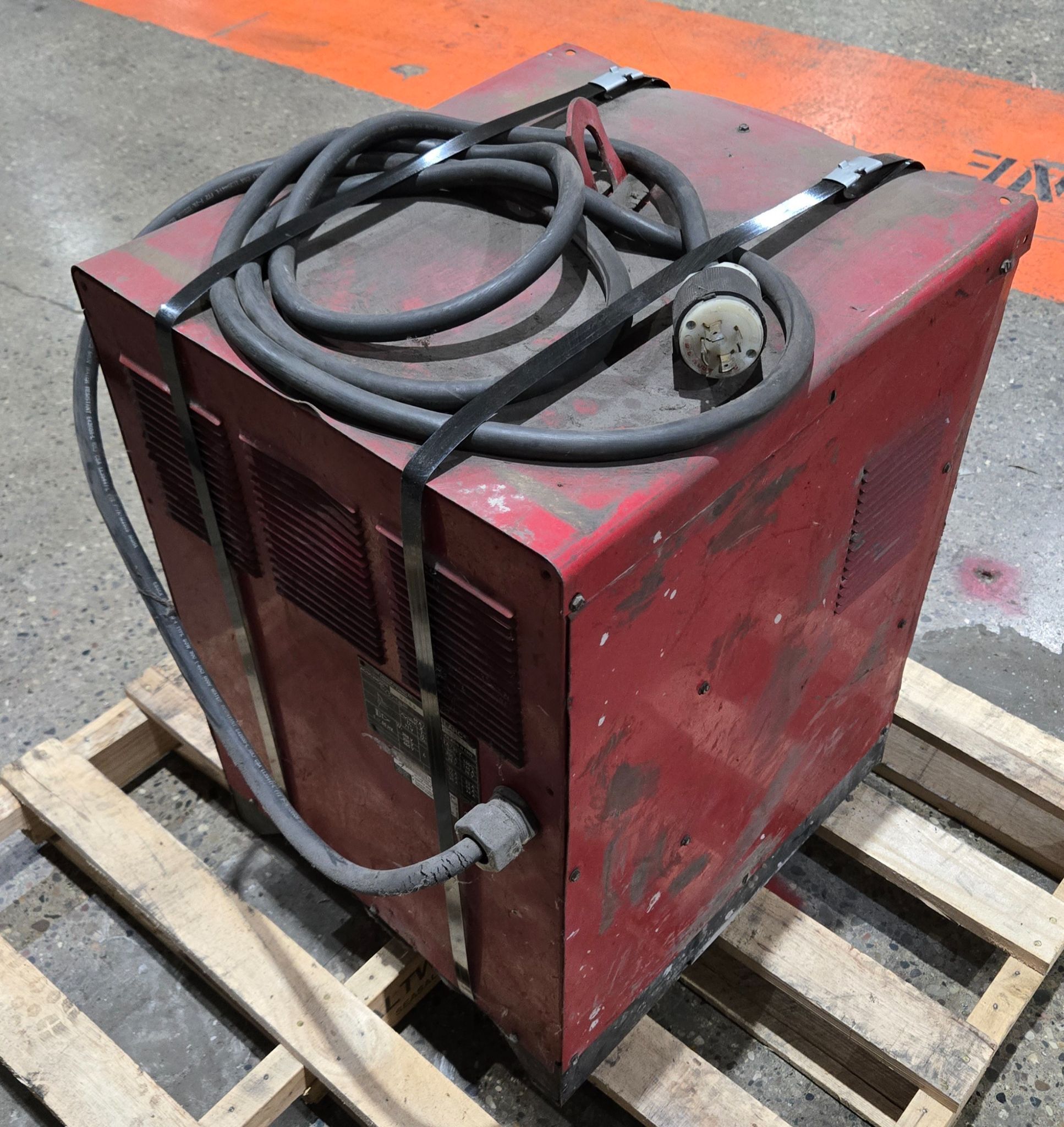 LINCOLN ELECTRIC IDEALARC 250 STICK WELDER USED 3