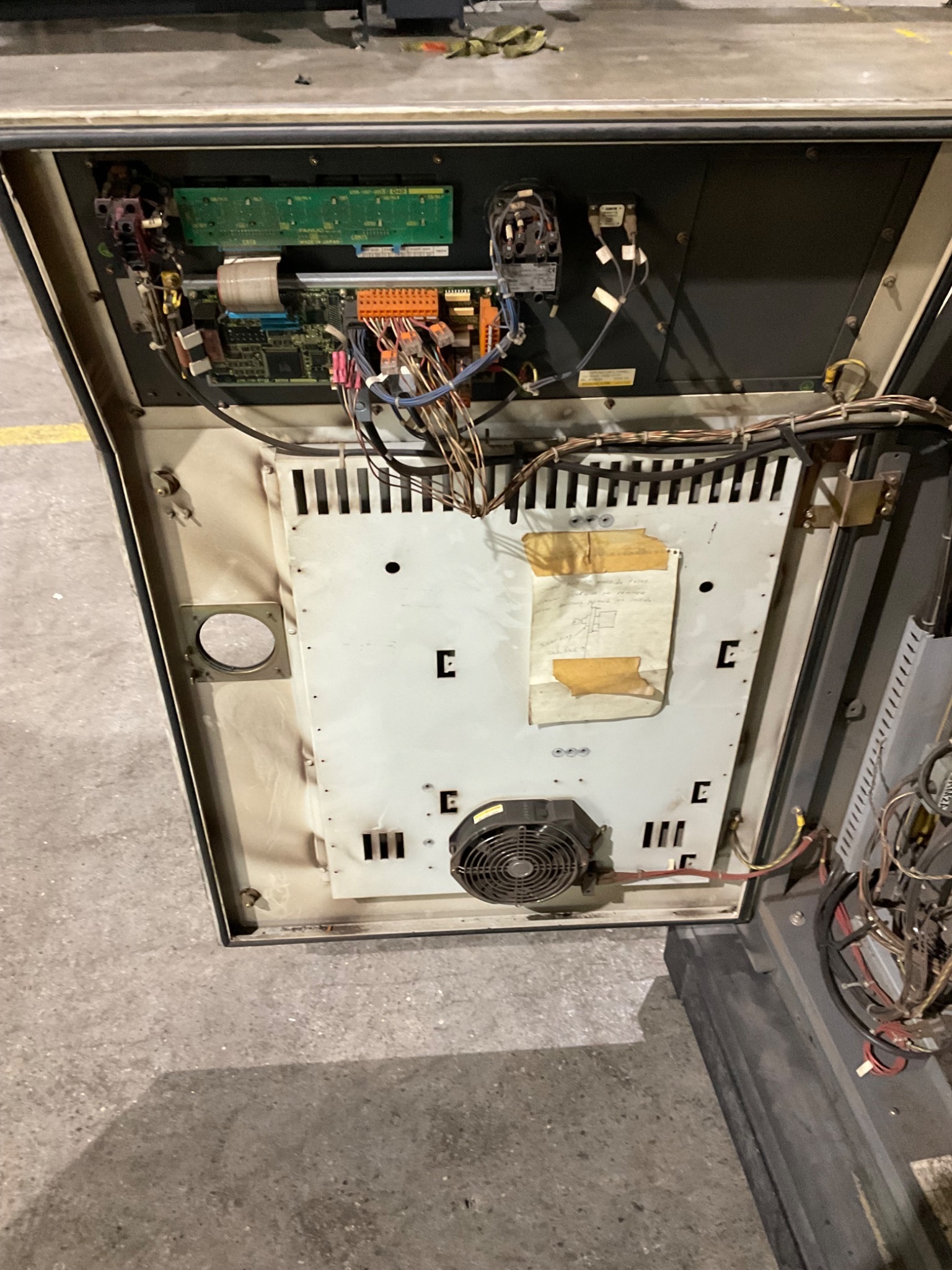 LINCOLN ELECTRIC SYSTEM 10 MIG CELL FANUC ROBOT 18