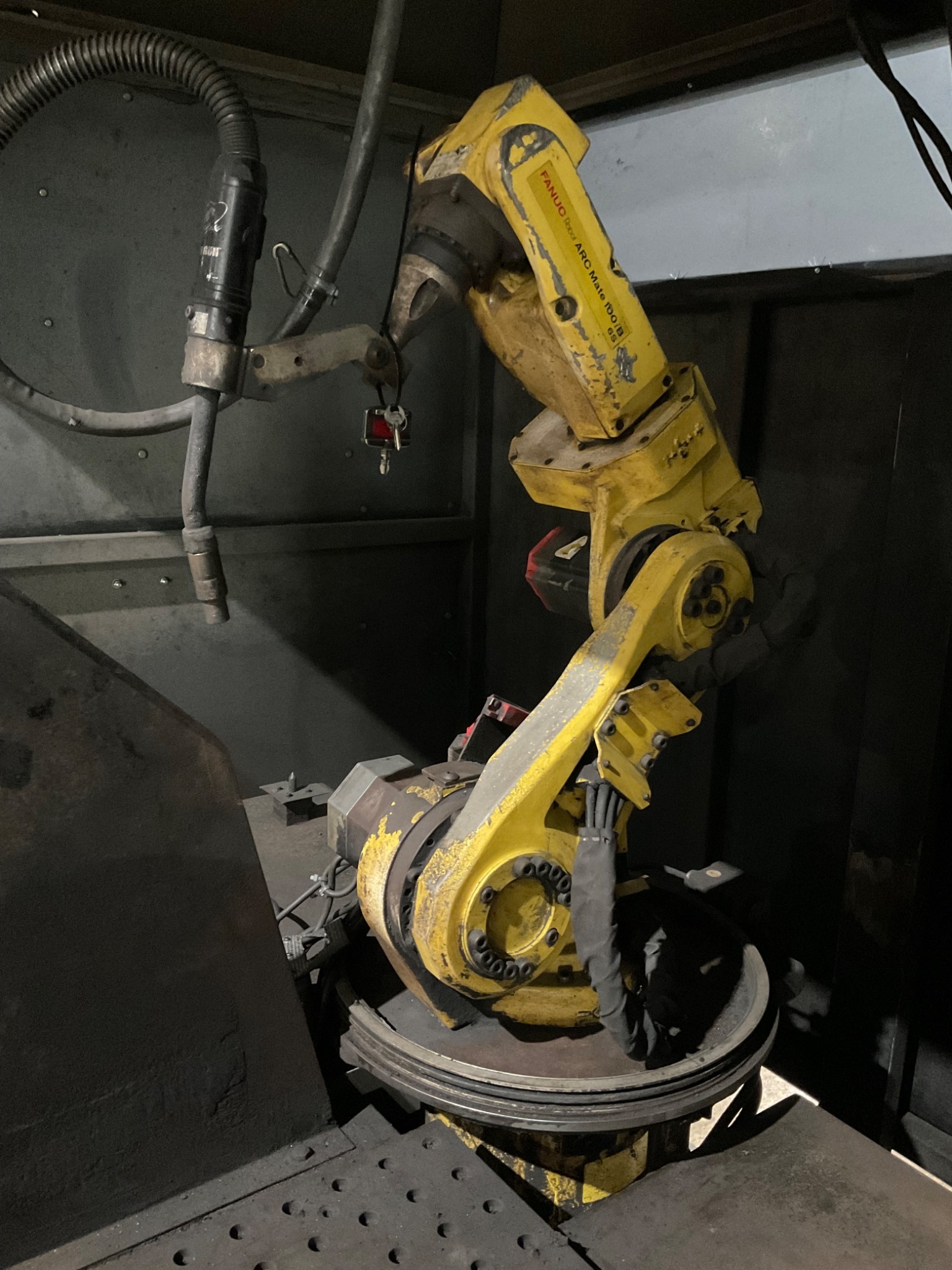 LINCOLN ELECTRIC SYSTEM 10 MIG CELL FANUC ROBOT 8