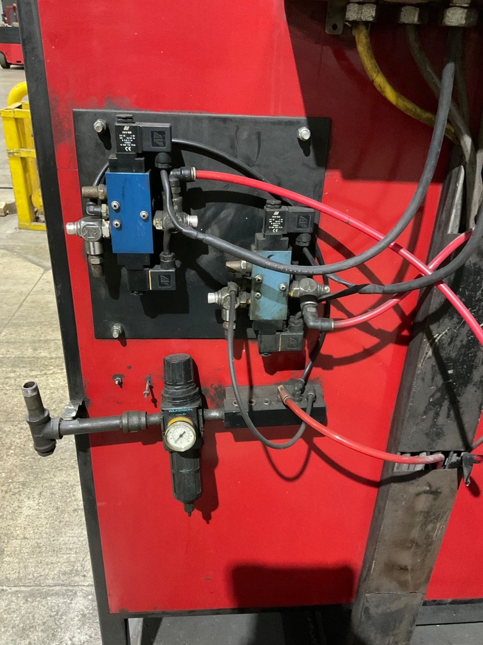 LINCOLN ELECTRIC SYSTEM 10 MIG CELL FANUC ROBOT 5