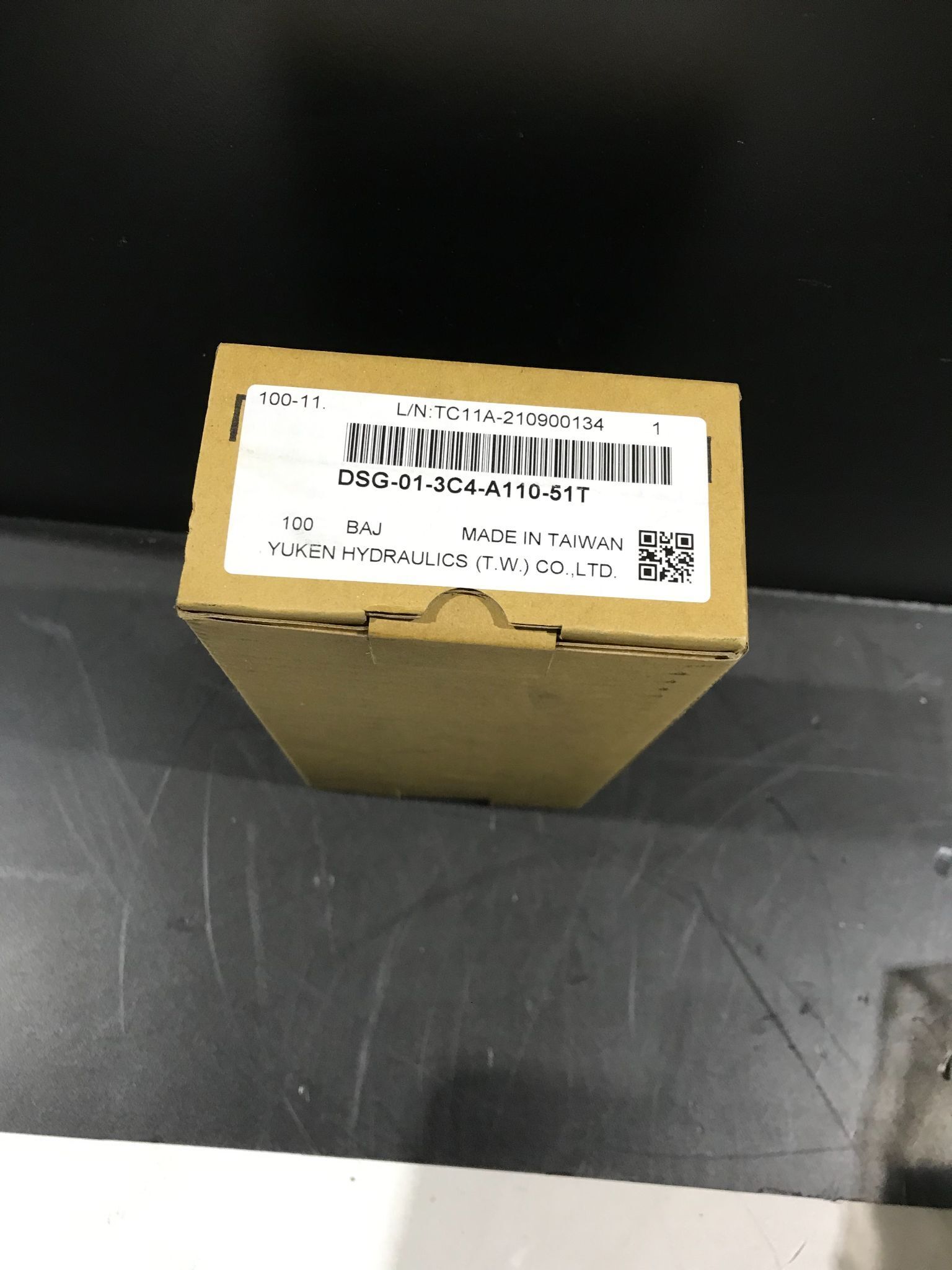 YUKEN DSG-01-3C4-A110-51T HYDRAULIC VALVE NEW 3