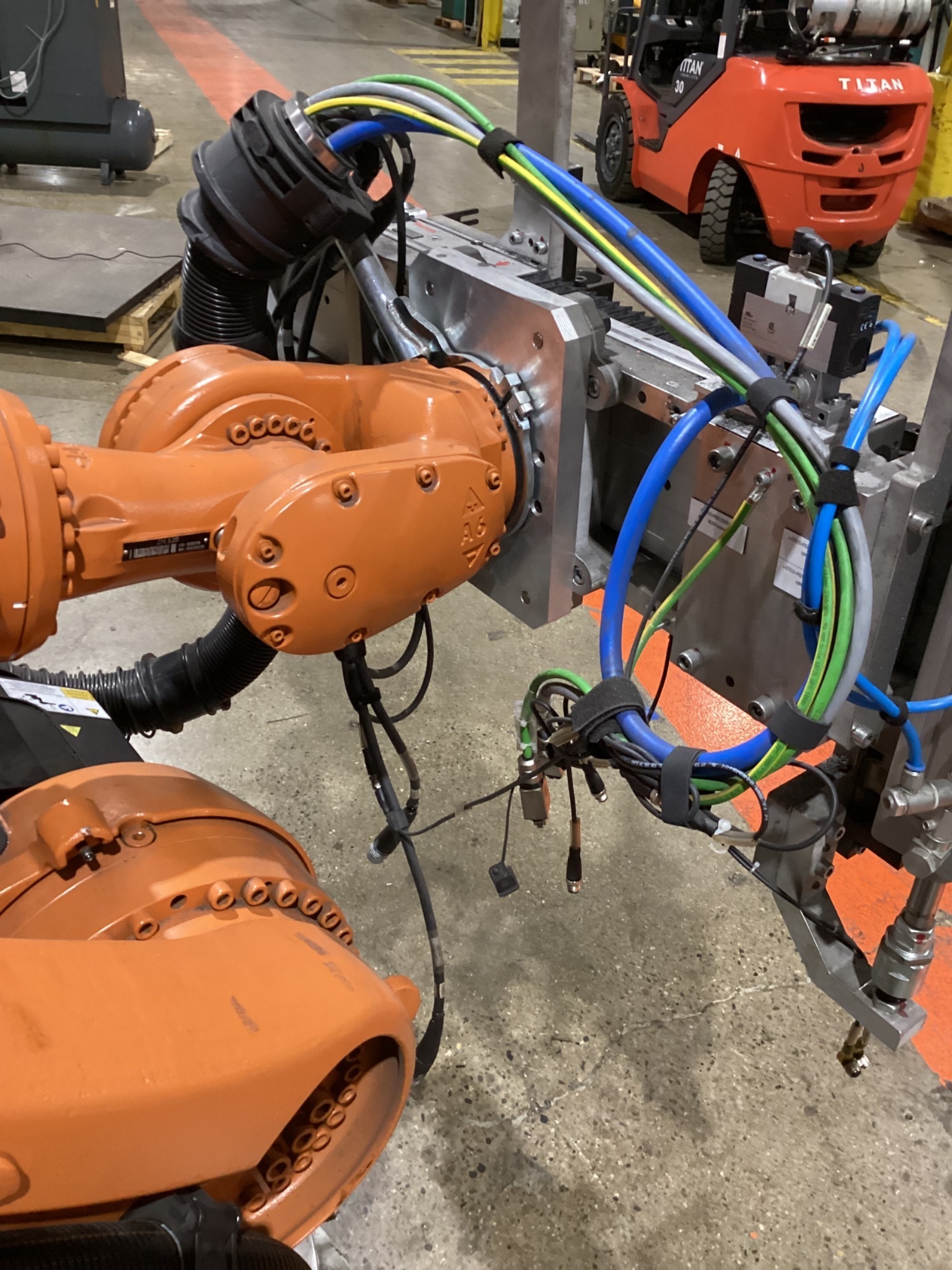 KUKA KR 120 R1800 nano Robot w/ KR C4 NA Controls, Missing Cable Set USED 10
