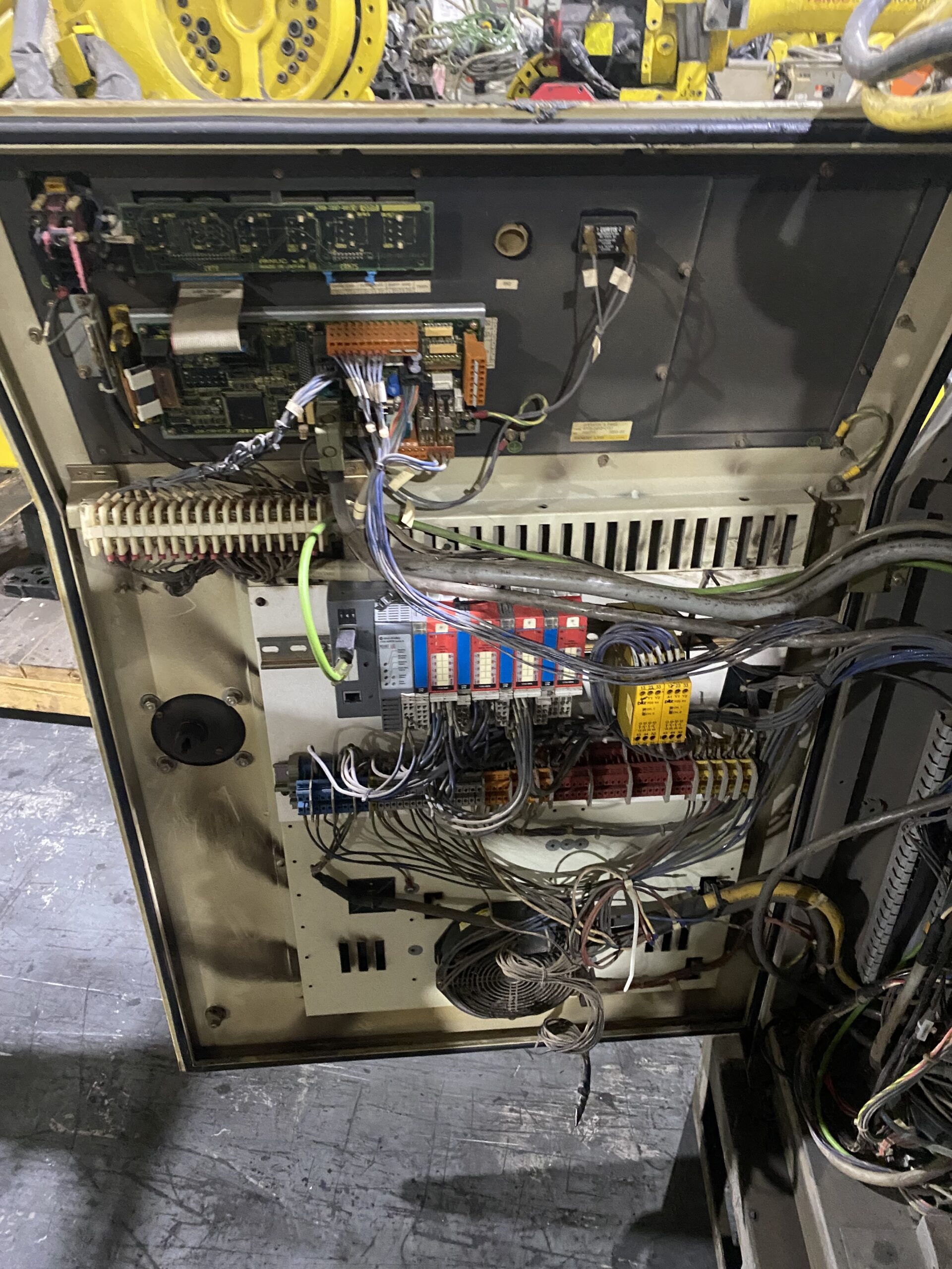FANUC - R-2000iA/125L w/ R-J3iB Controls USED 7