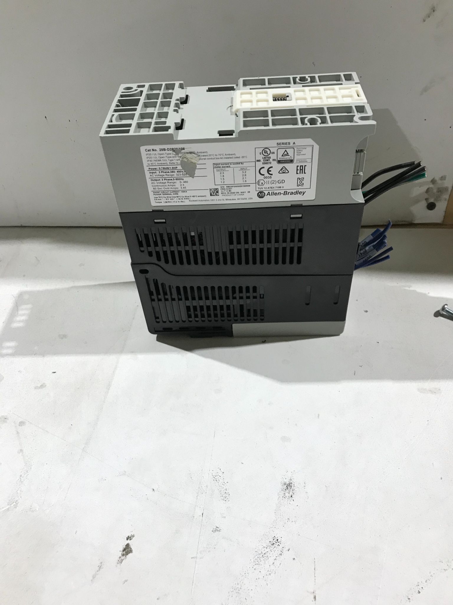 ALLEN-BRADLEY PowerFlex 525 25B-D2P3N104 VFD 1 HP USED 2