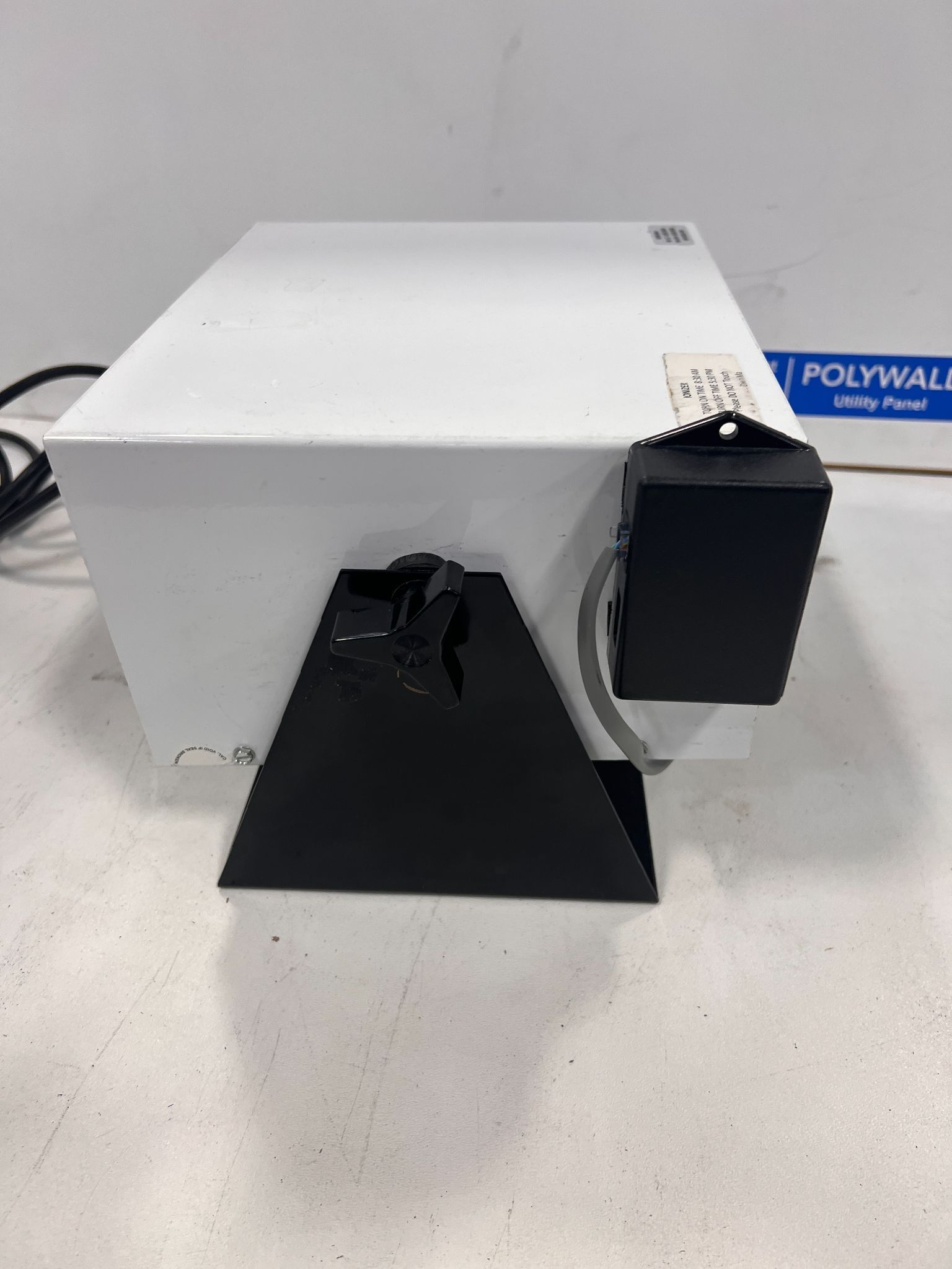 DESCO EMIT 50600 BENCHTOP IONIZER 120 VAC USED 2