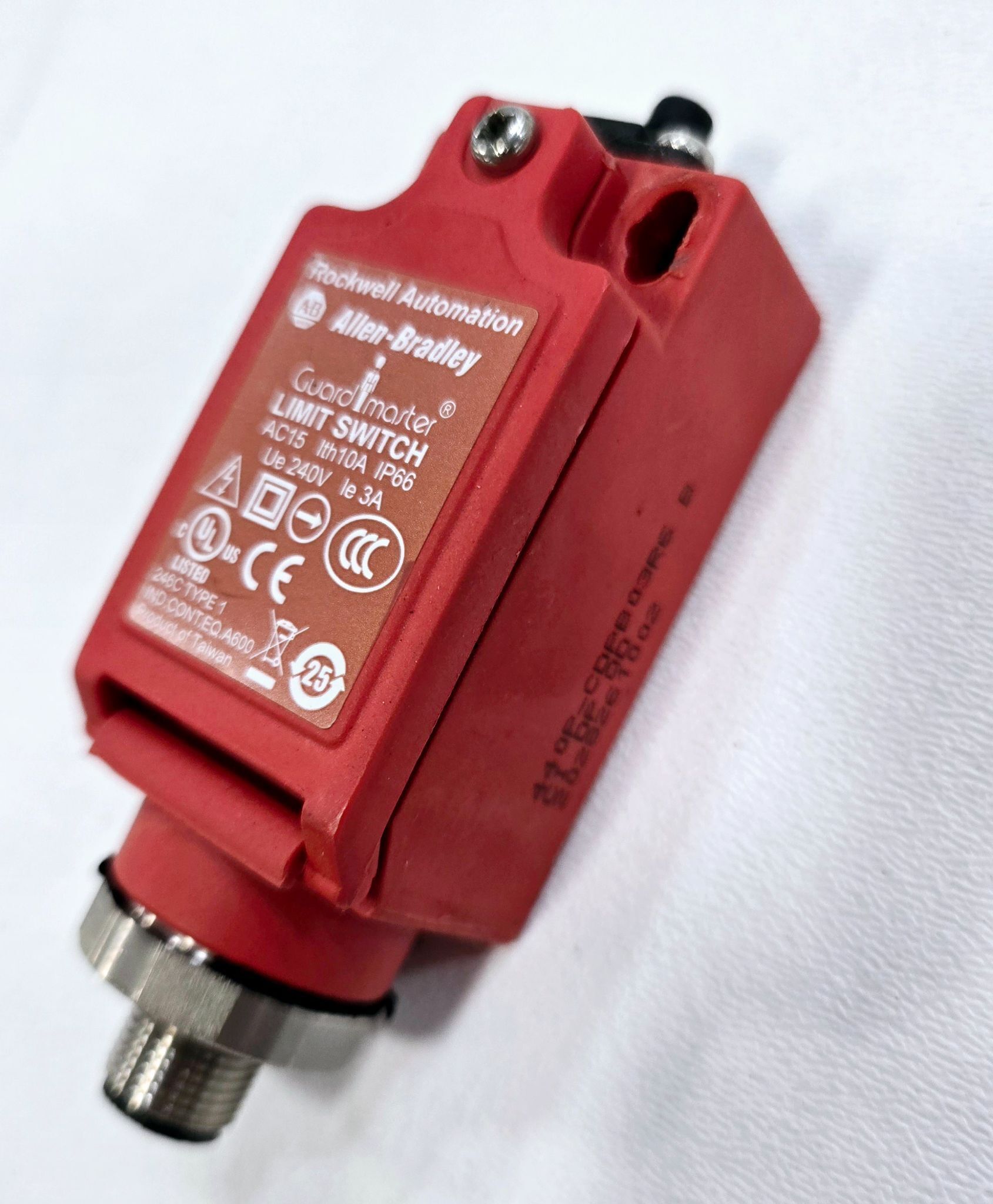 ALLEN BRADLEY 440P-CDPB03R6 GUARDMASTER LIMIT SWITCH USED 1