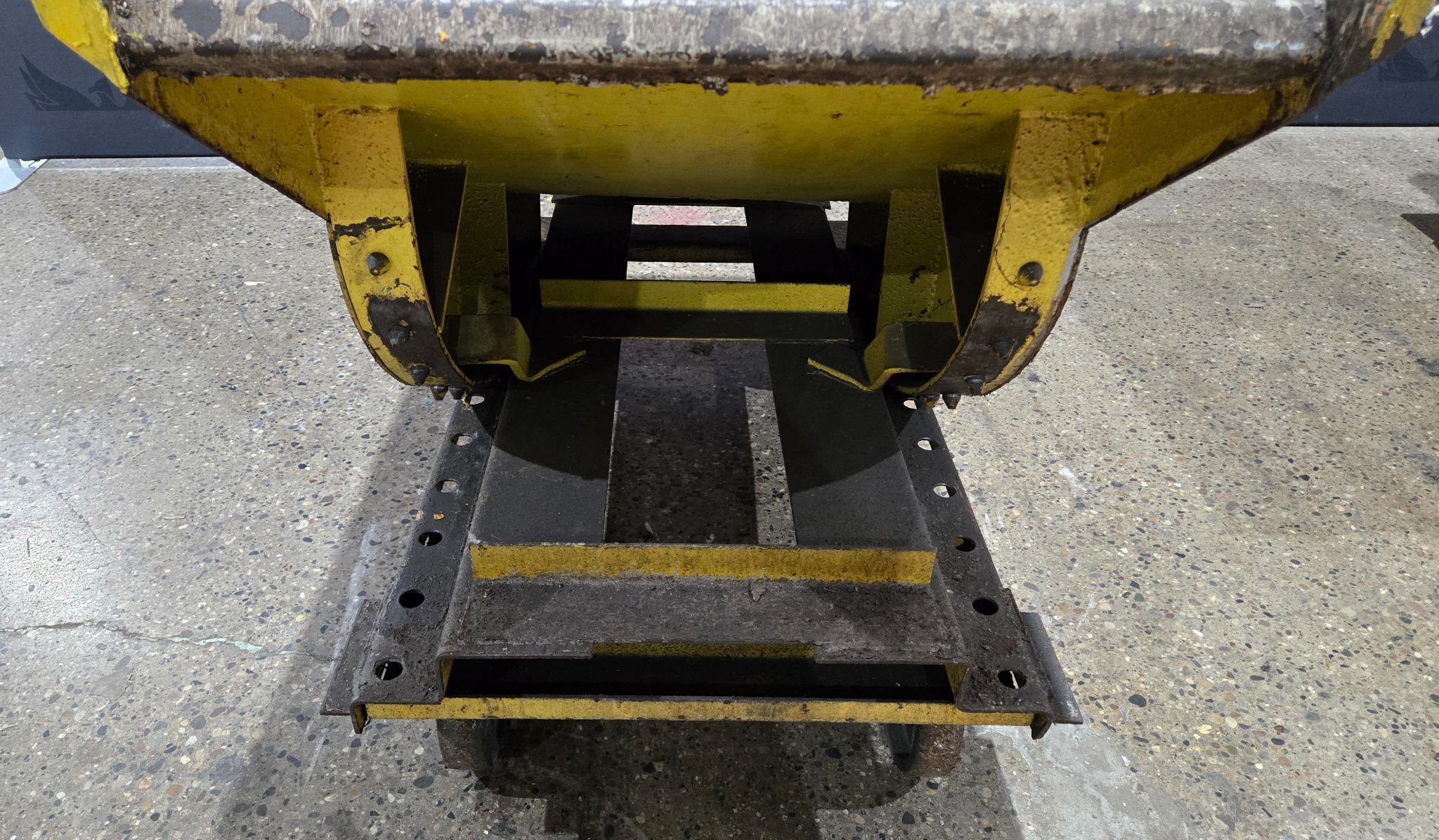 UNKNOWN SELF DUMPING HOPPER USED 7