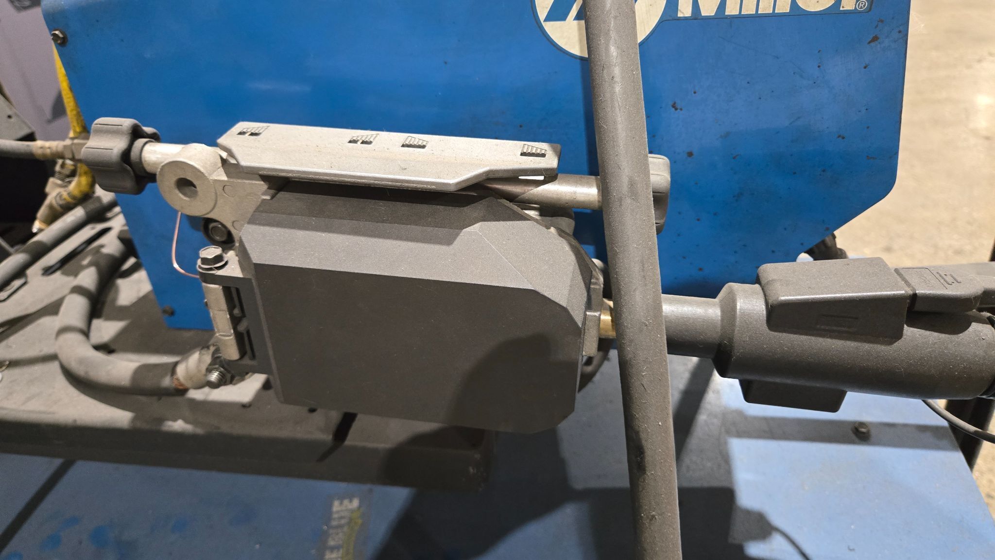 MILLER AUTO DELTAWELD 452 MIG WELDER WITH WIRE FEEDER USED 8