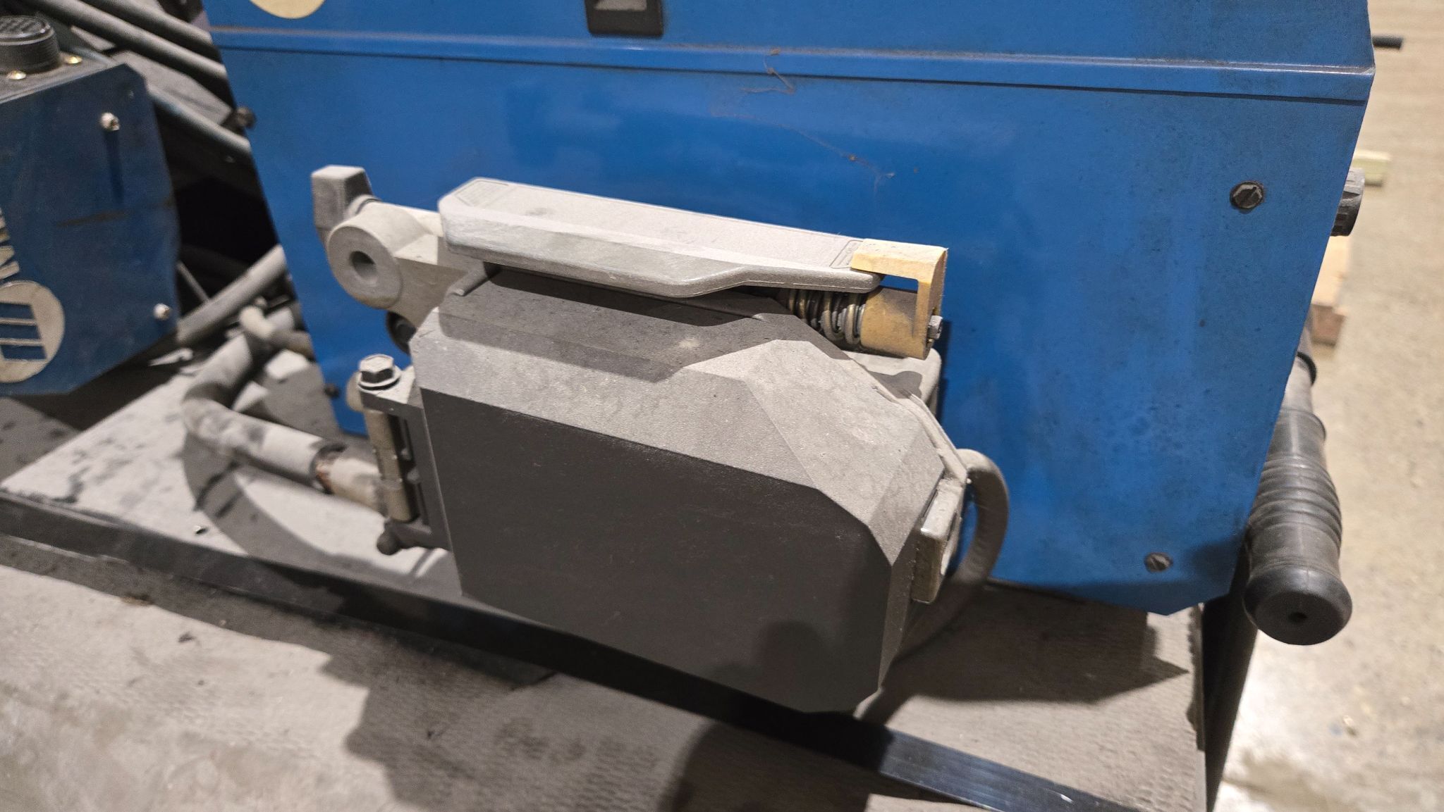 MILLER DELTAWELD 450 ARC WELDER WITH WIRE FEEDER AND CART USED 11