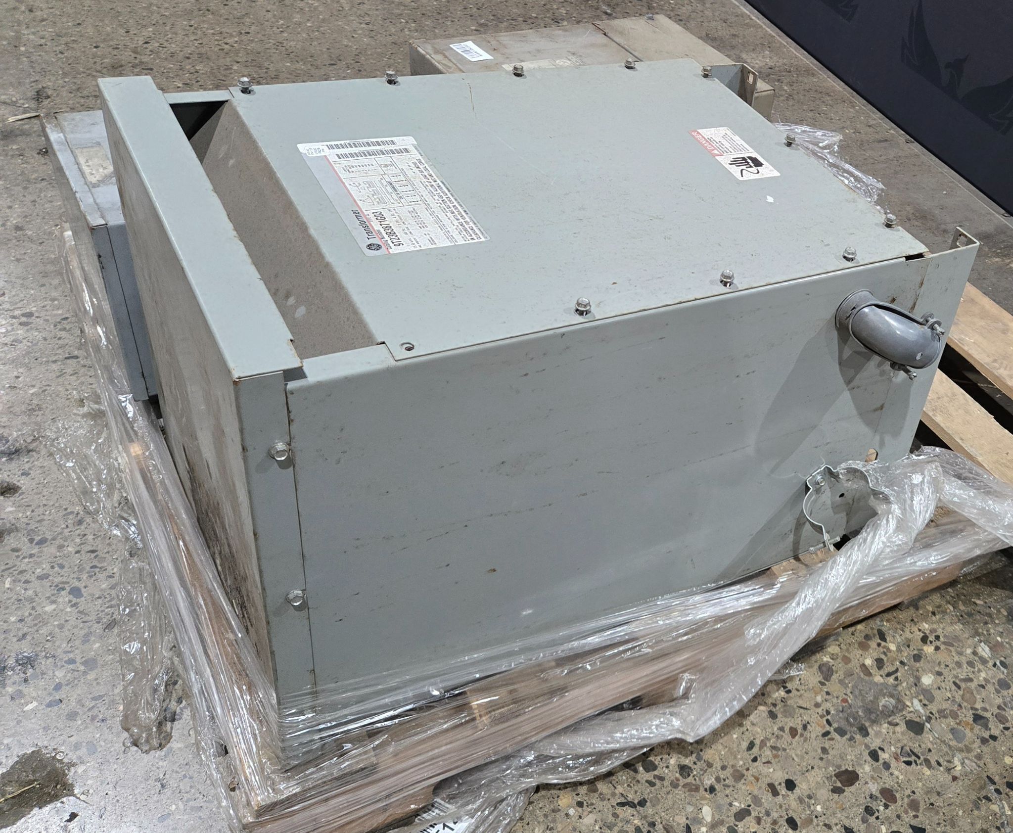 GENERAL ELECTRIC 9T23B3871G03 Transformer 480V - 208/120V, 15 kVa, 3PH USED 1