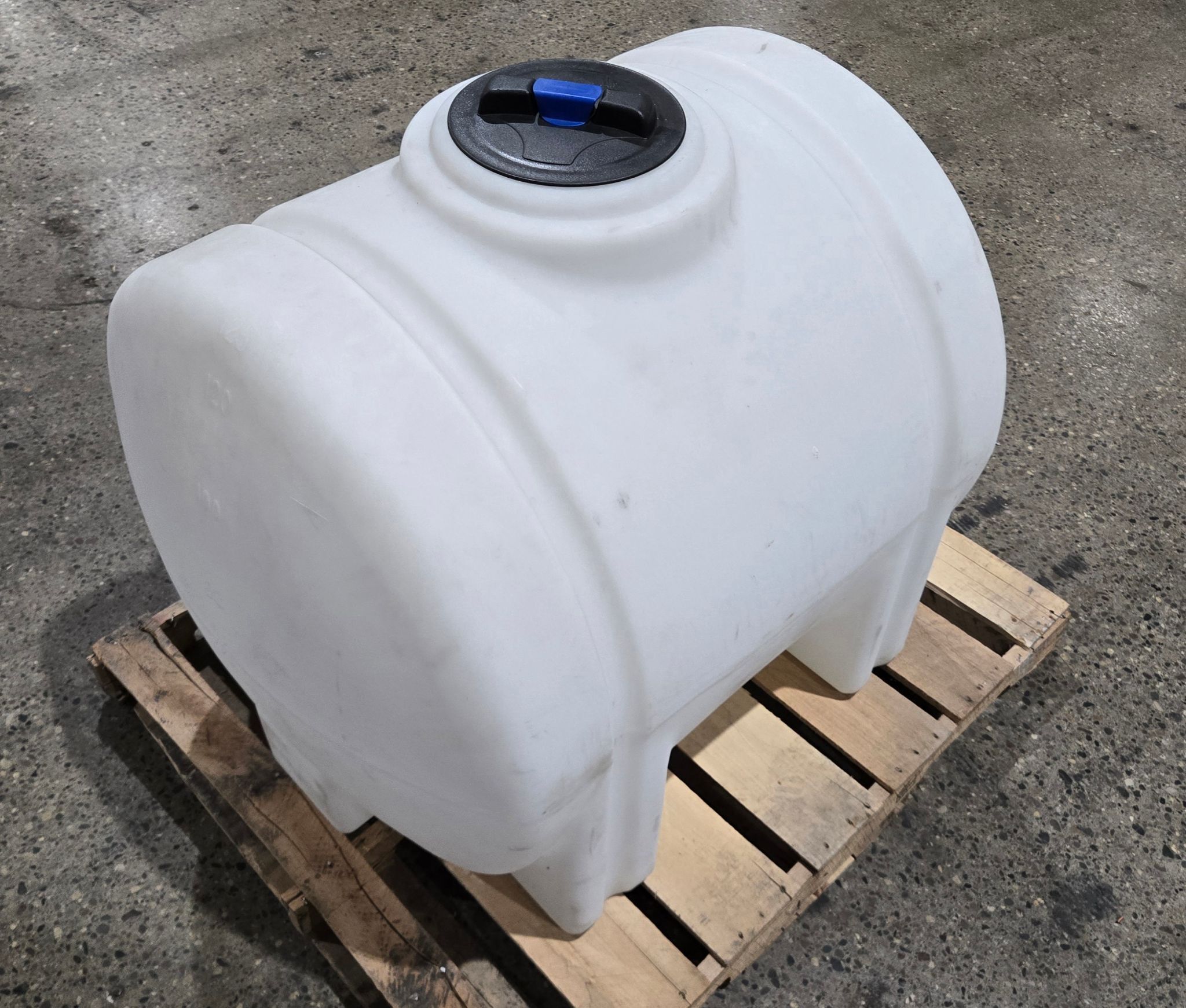 NORWESCO HORIZ LEG W/FTC 150 GALLON HORIZONTAL WHITE TANK USED 2