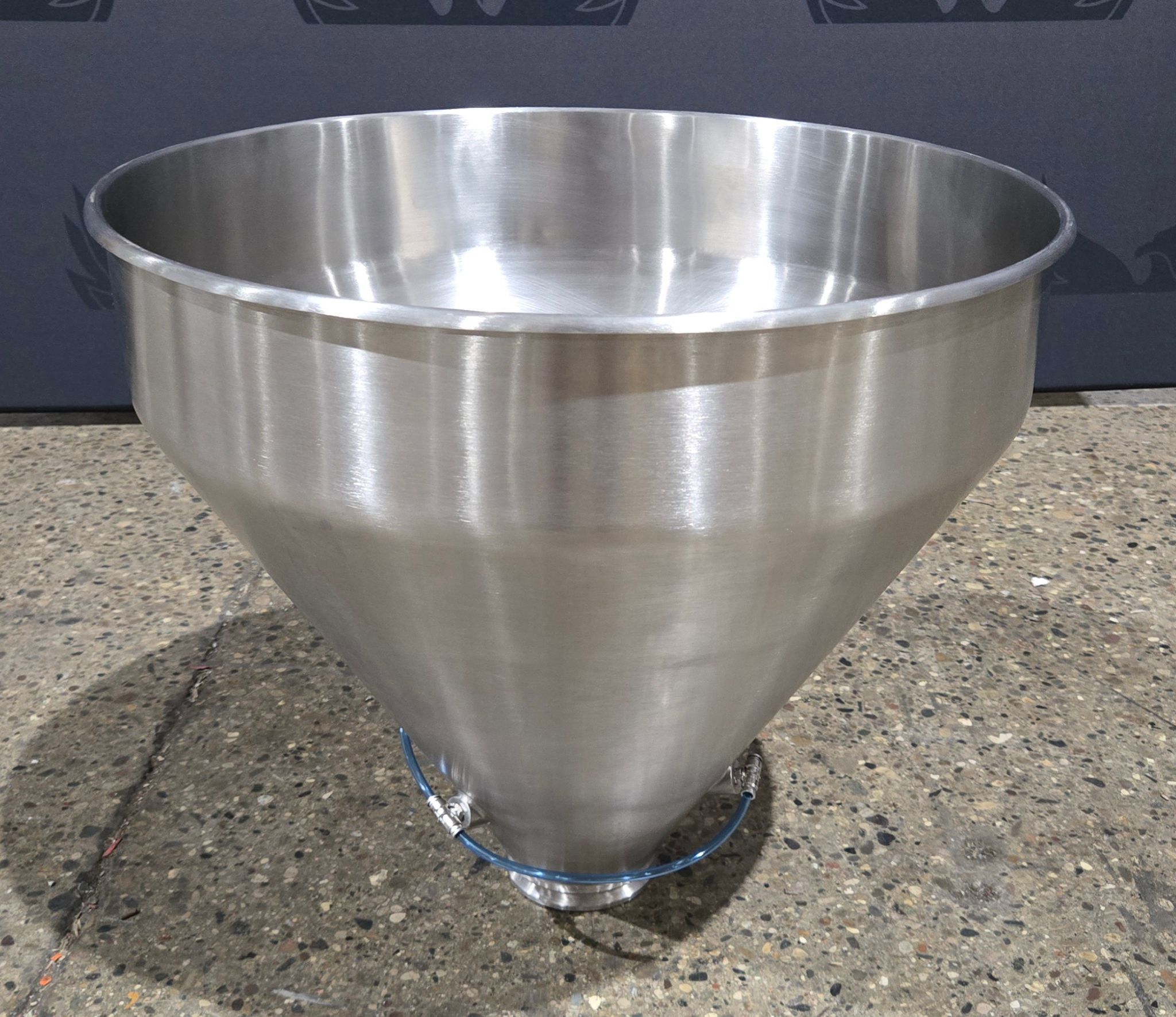 STAINLESS STEEL AERATION FUNNEL 22IN INLET 3.25IN OUTLET USED 3