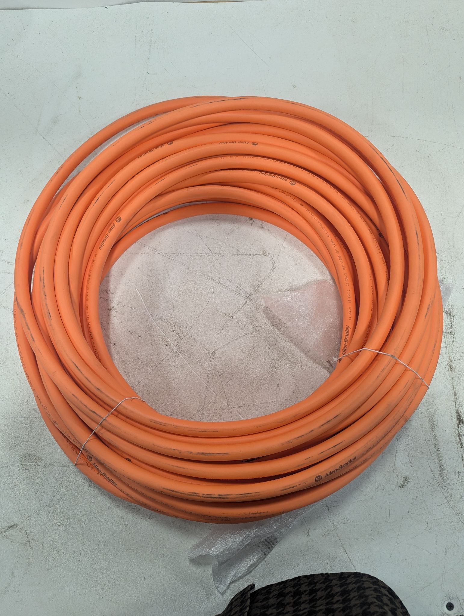 ALLEN BRADLEY 2090-CSBM1DG-14LF30 SERVO POWER CABLE NEW 2