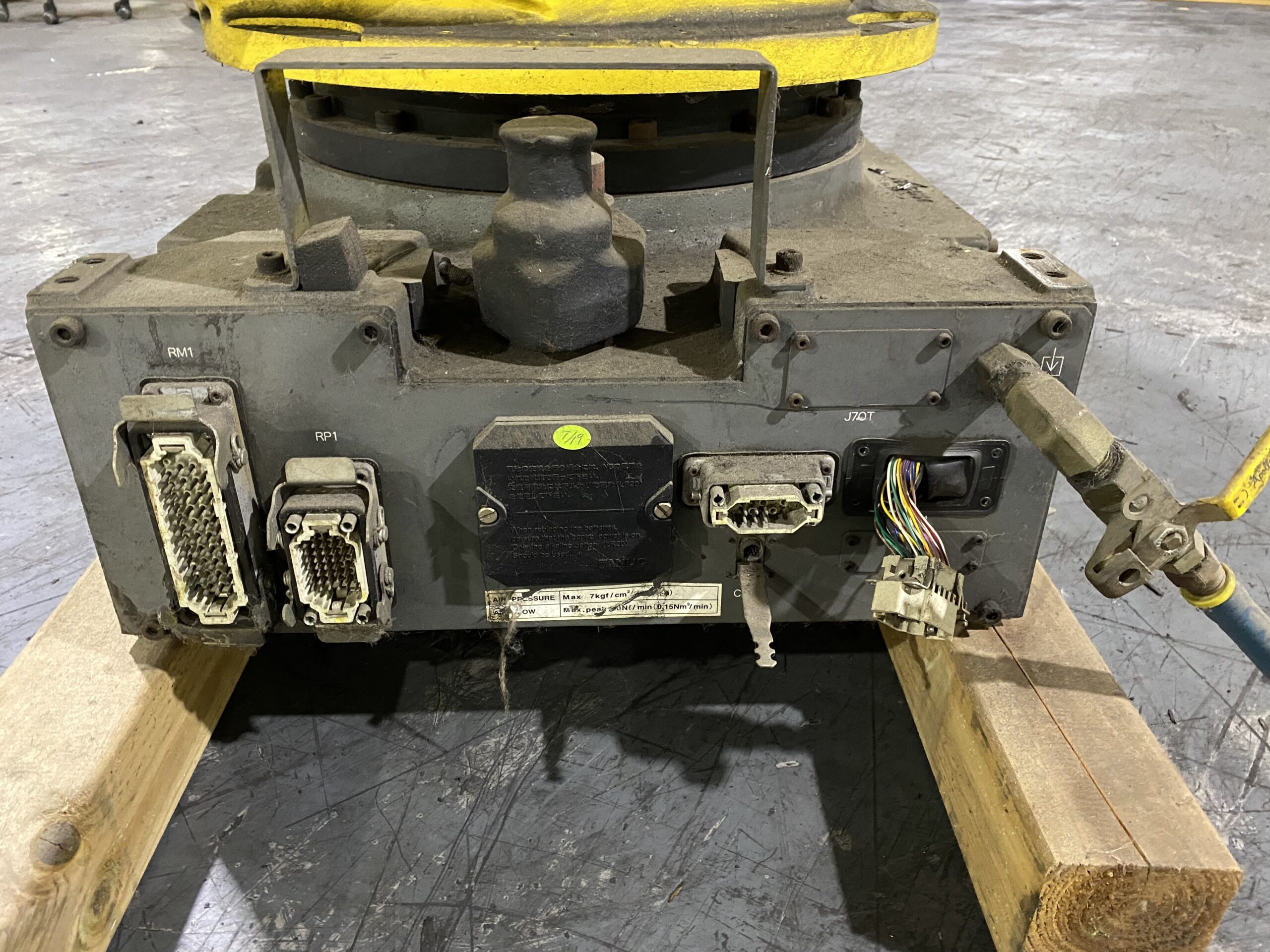 FANUC - R-2000iA/125L w/ R-J3iB Controls USED 4