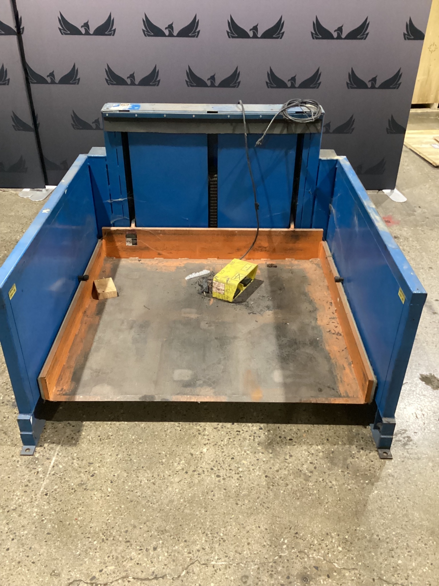 SOUTHWORTH ROLL C2.5-28 Platform Lifter w/ Foot Control 2500 lbs Capacity USED 0