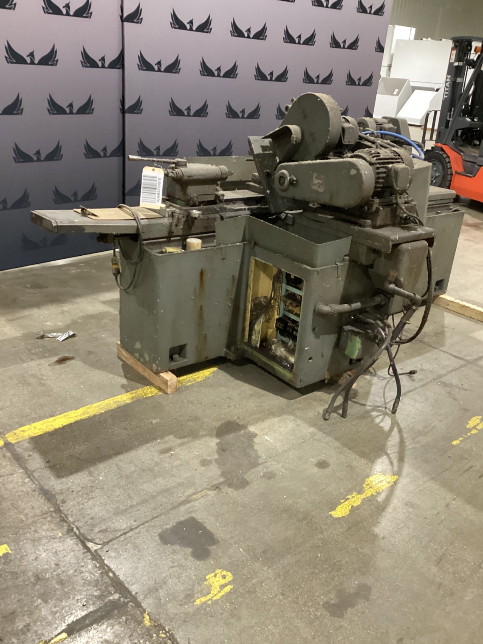 YANG IRON YAM-GU27-100H CYLINDRICAL GRINDER USED 1